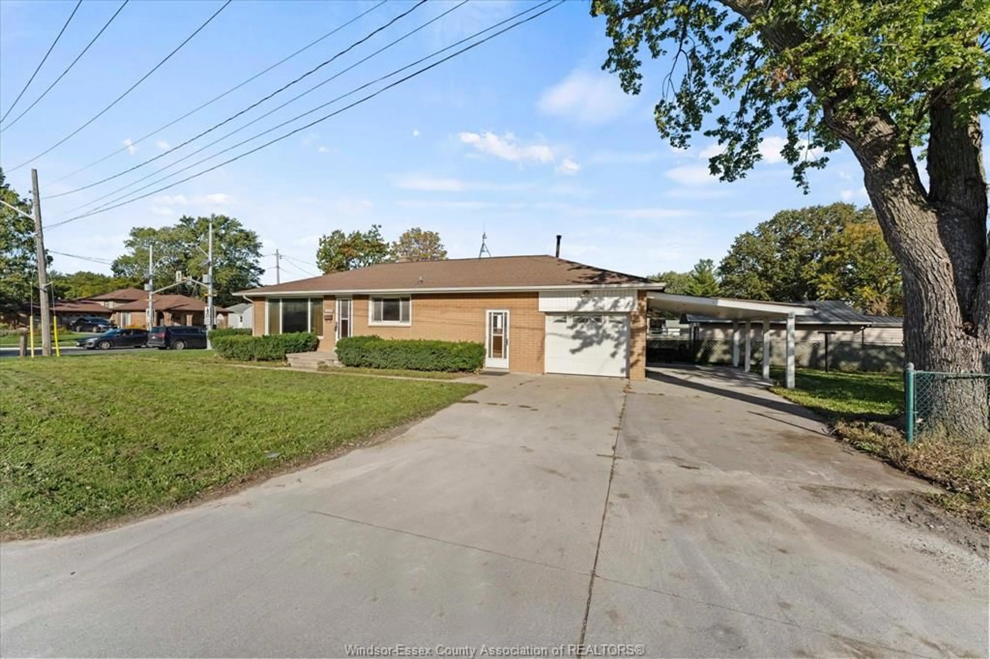 A pic from outside/outdoor area/front of a property/back of a property/a pic from drone, street for 1898 JEFFERSON, Windsor Ontario N8T 2V8