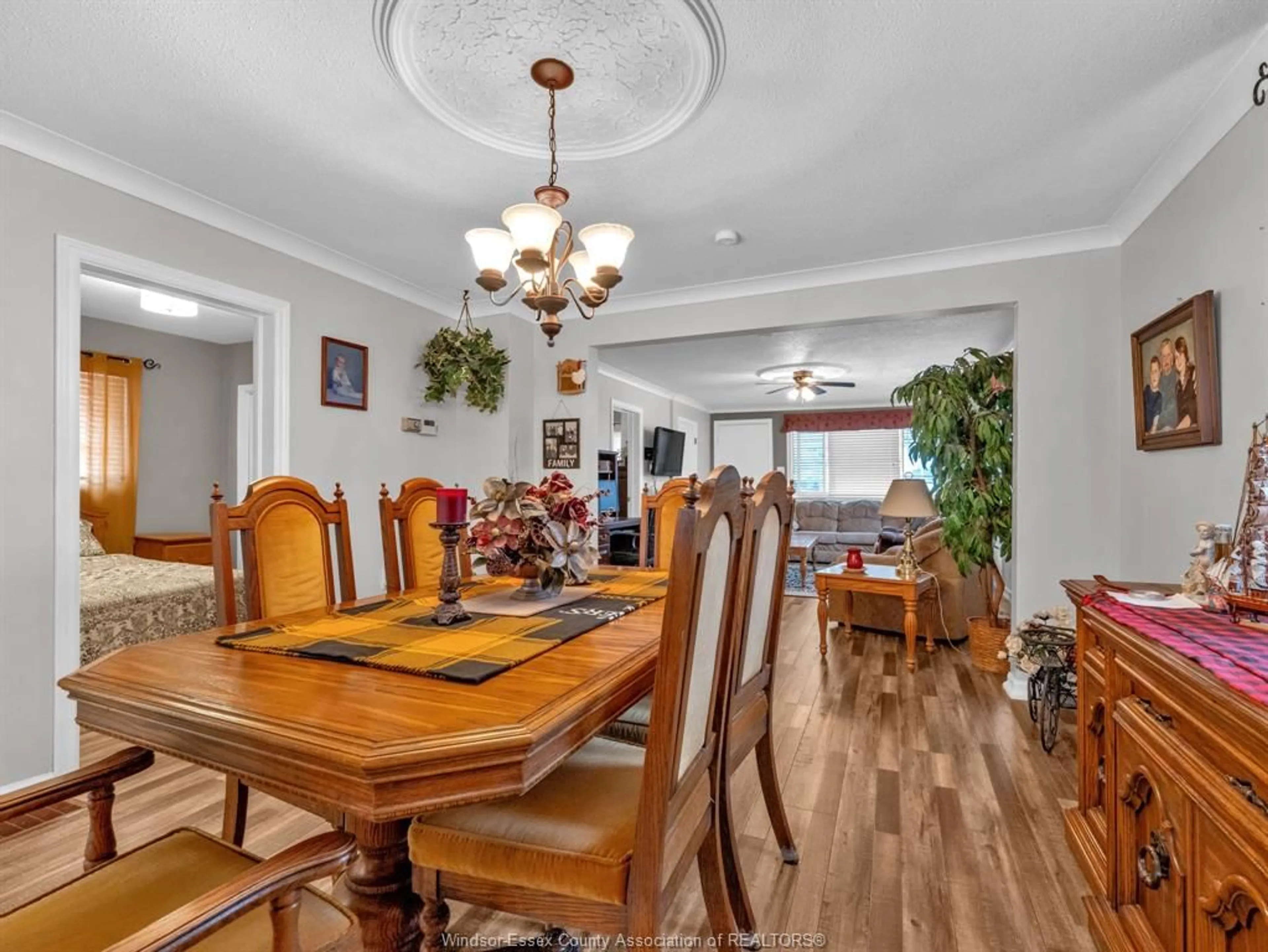 Dining room, wood/laminate floor for 40 WESTMORELAND, Leamington Ontario N8H 3P3