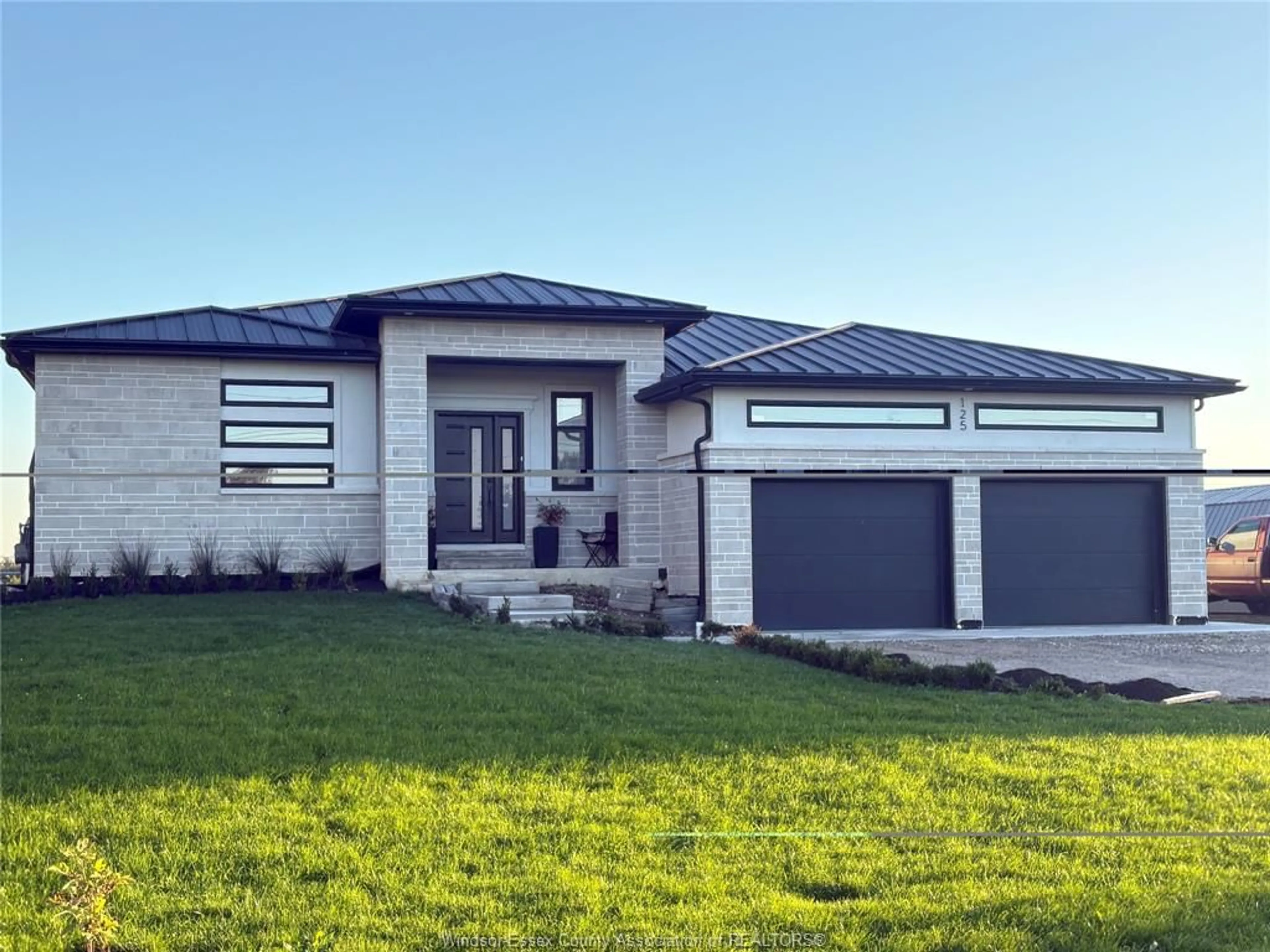 Home with vinyl exterior material, street for 125 WILLIAM St, Merlin Ontario N0P 1W0