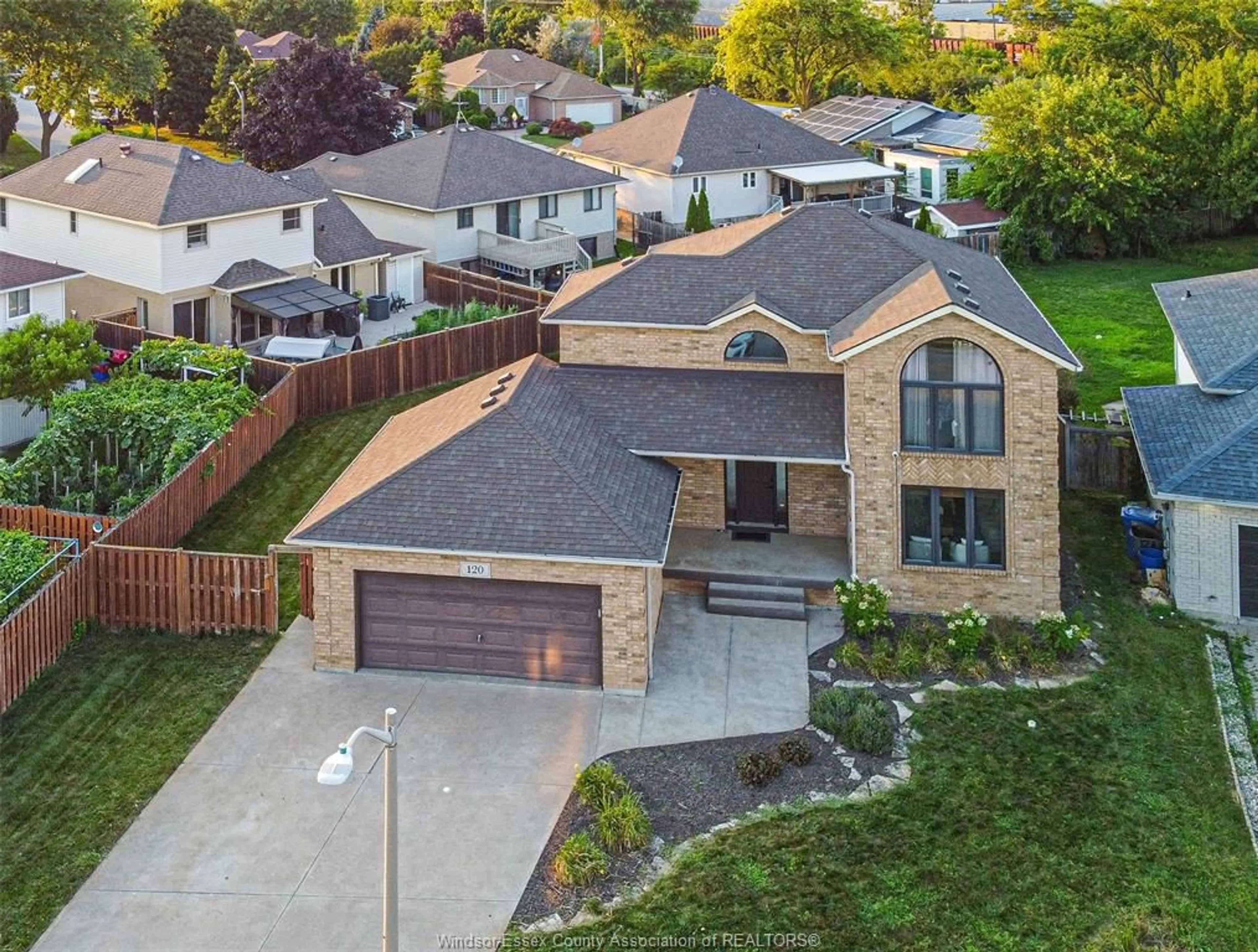 A pic from outside/outdoor area/front of a property/back of a property/a pic from drone, street for 120 HAMPTON, Windsor Ontario N9E 4M5