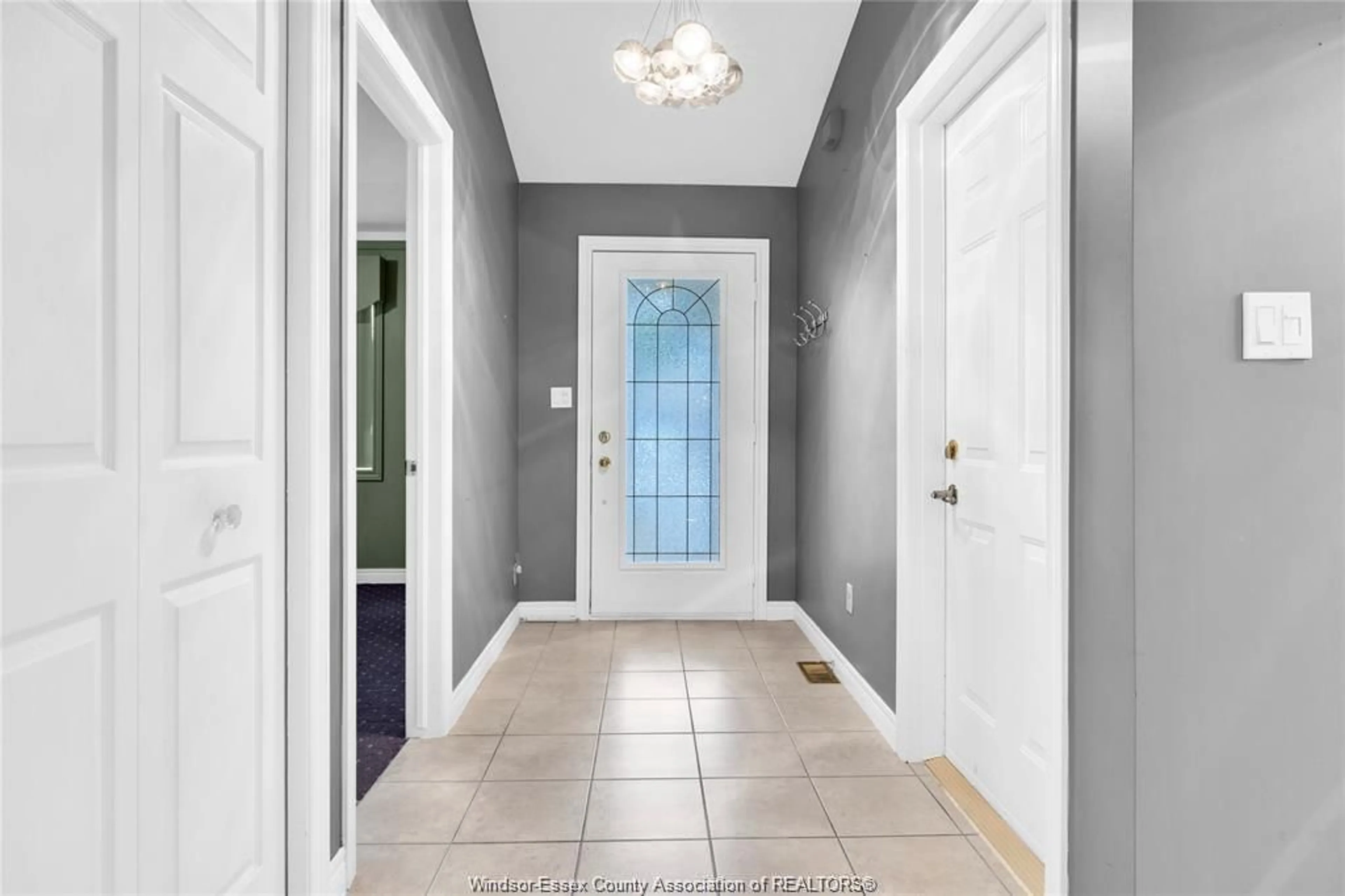 Indoor entryway for 11568 ALDRIDGE, Windsor Ontario N8P 1L6