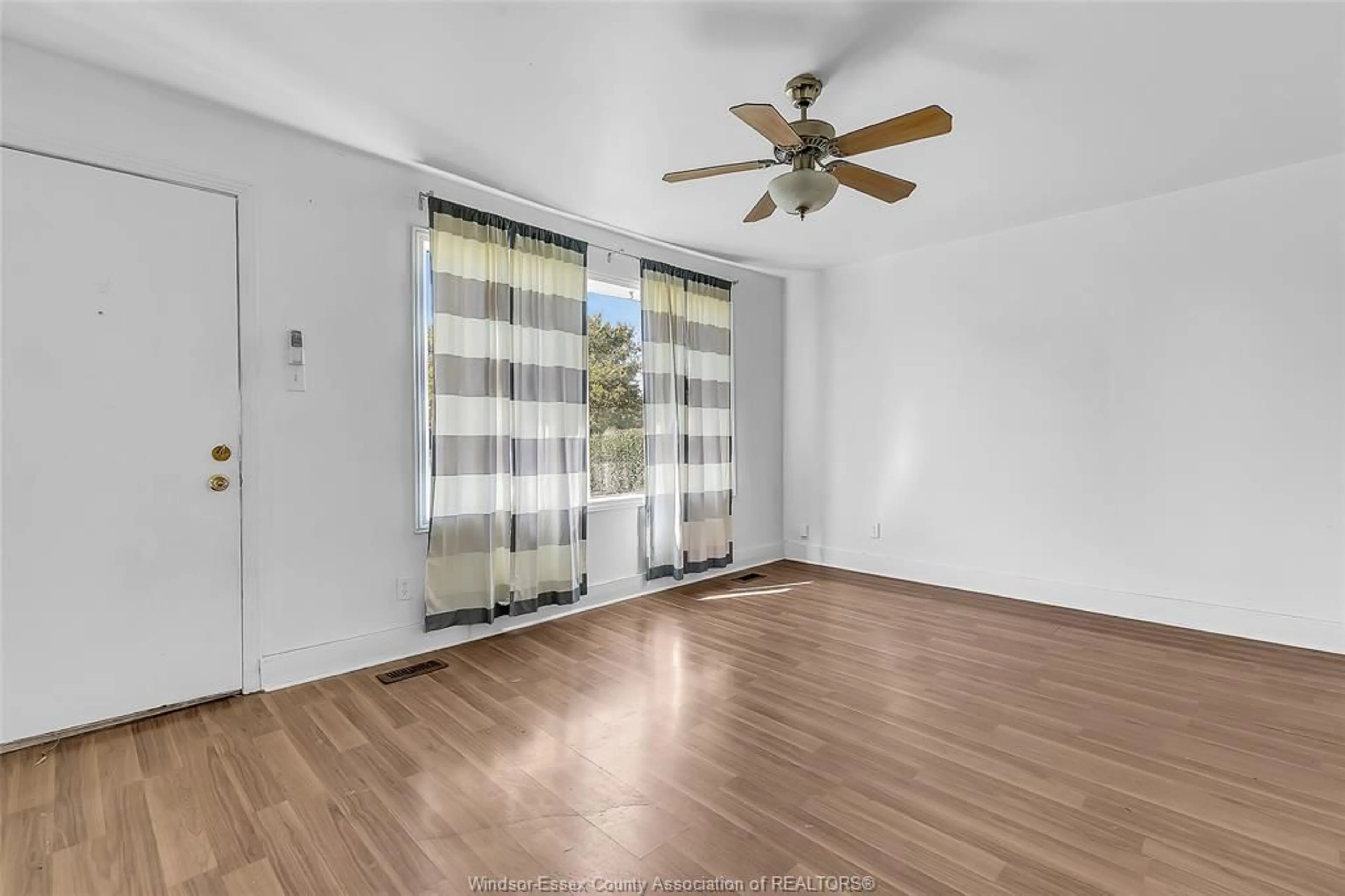 A pic of a room for 1304 CENTRAL Ave, Windsor Ontario N8Y 3V4