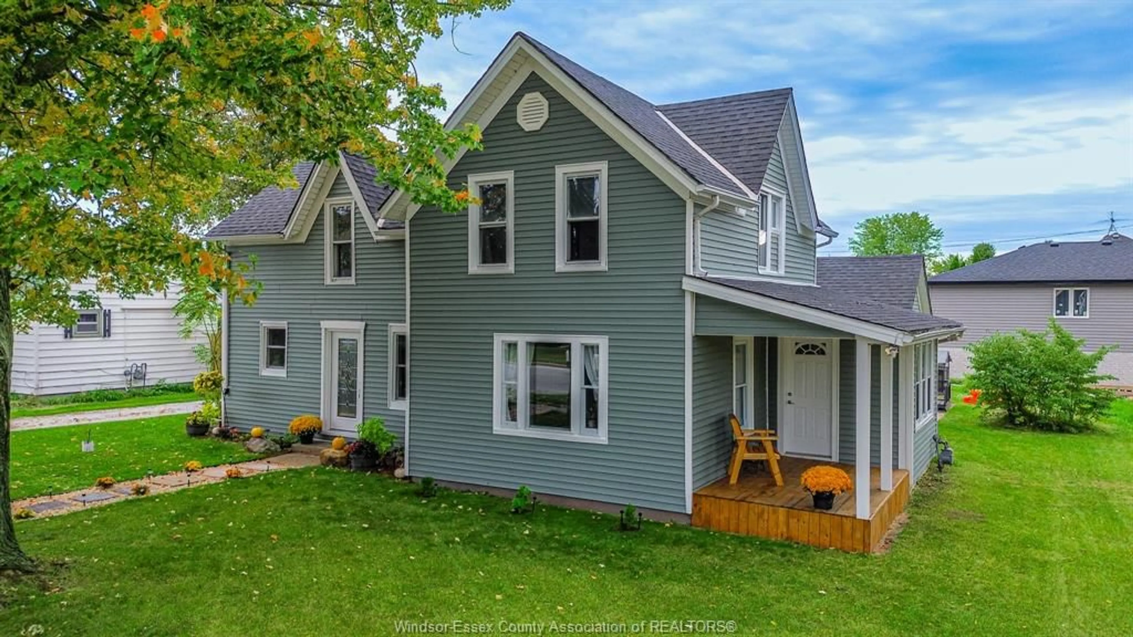Home with vinyl exterior material, unknown for 469 KING ST E, Harrow Ontario N0R 1G0