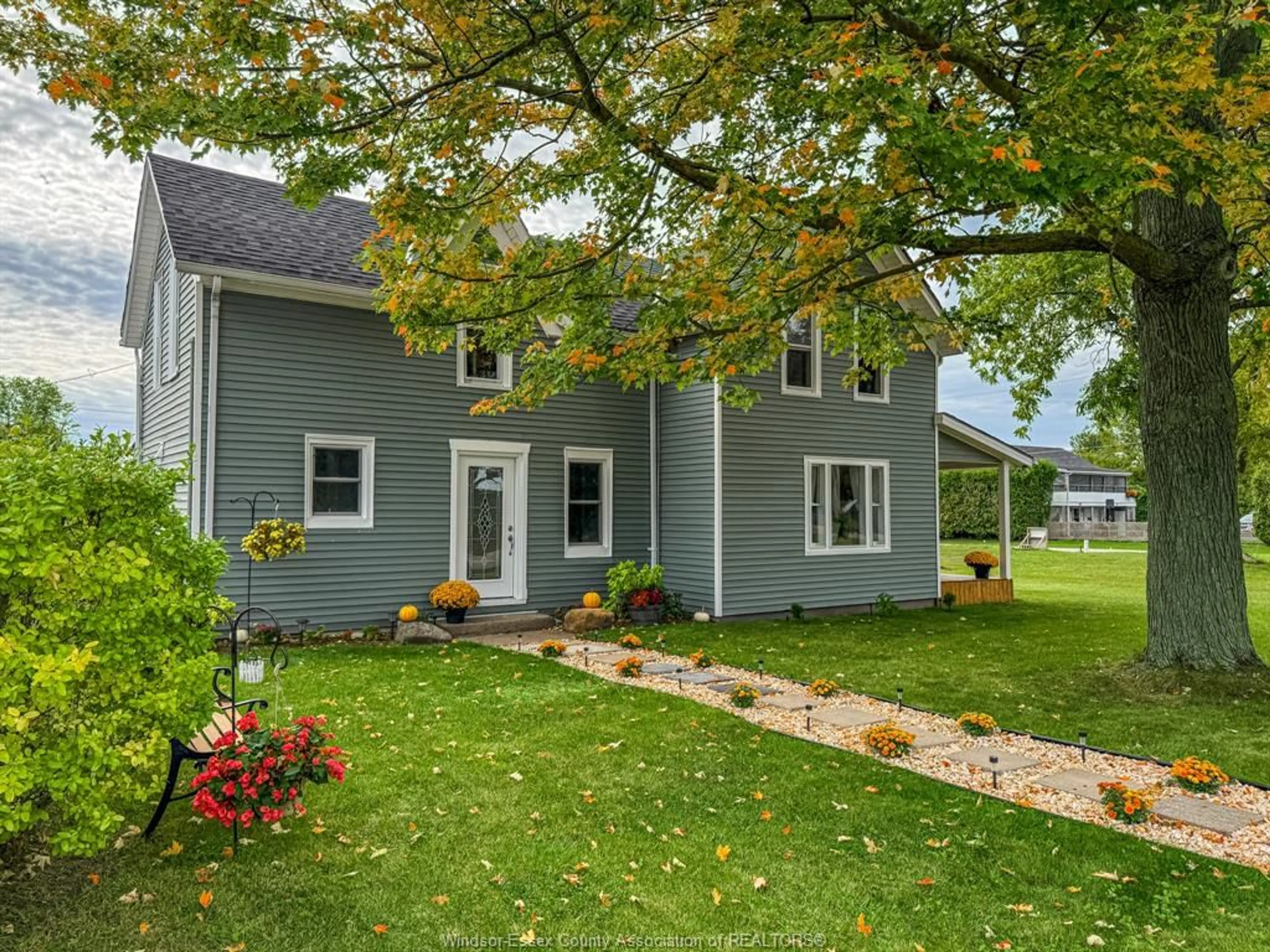 Home with vinyl exterior material, street for 469 KING ST E, Harrow Ontario N0R 1G0