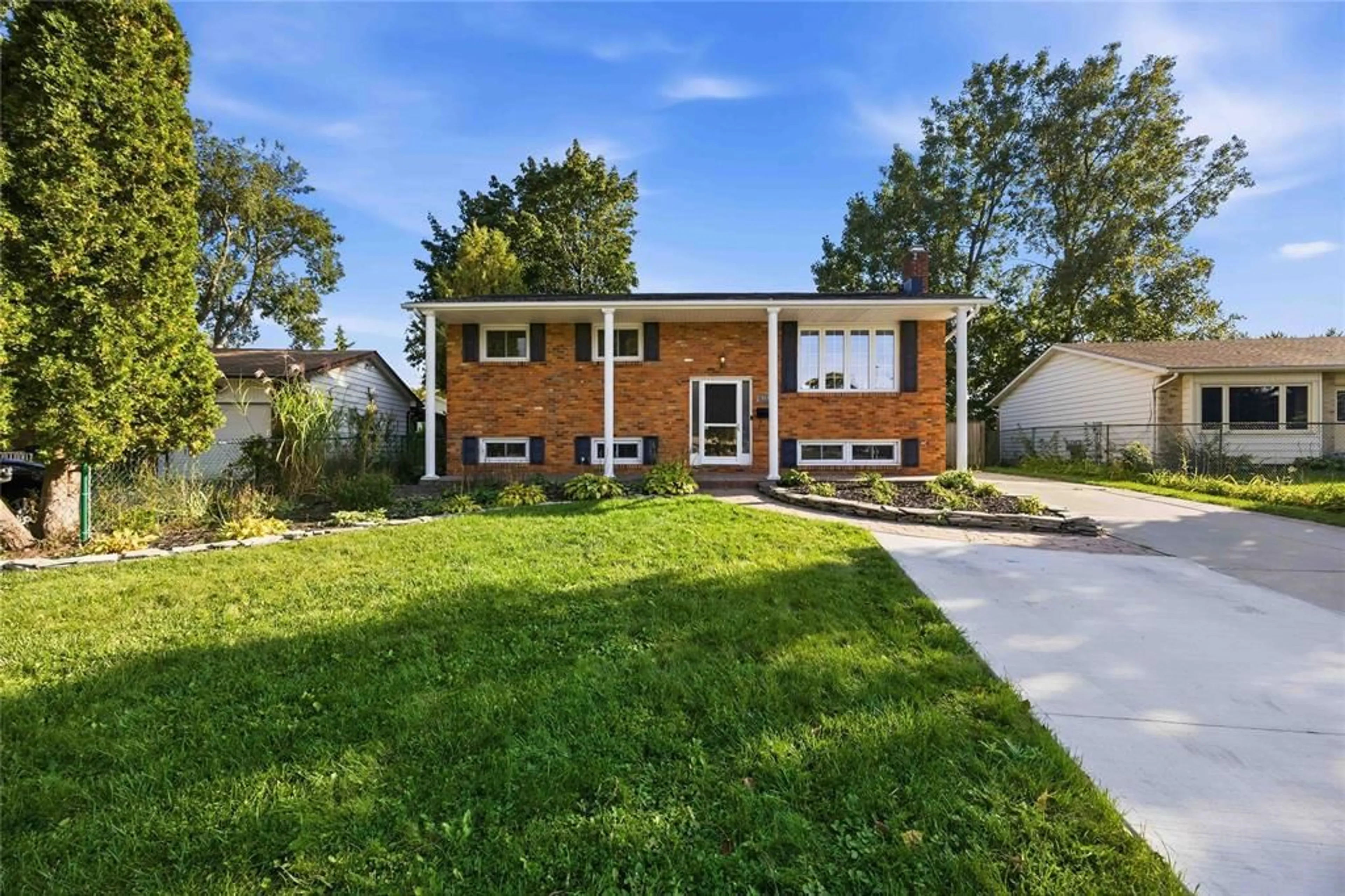 Home with brick exterior material, street for 409 HUXLEY Ave, Sarnia Ontario N7S 4Z1