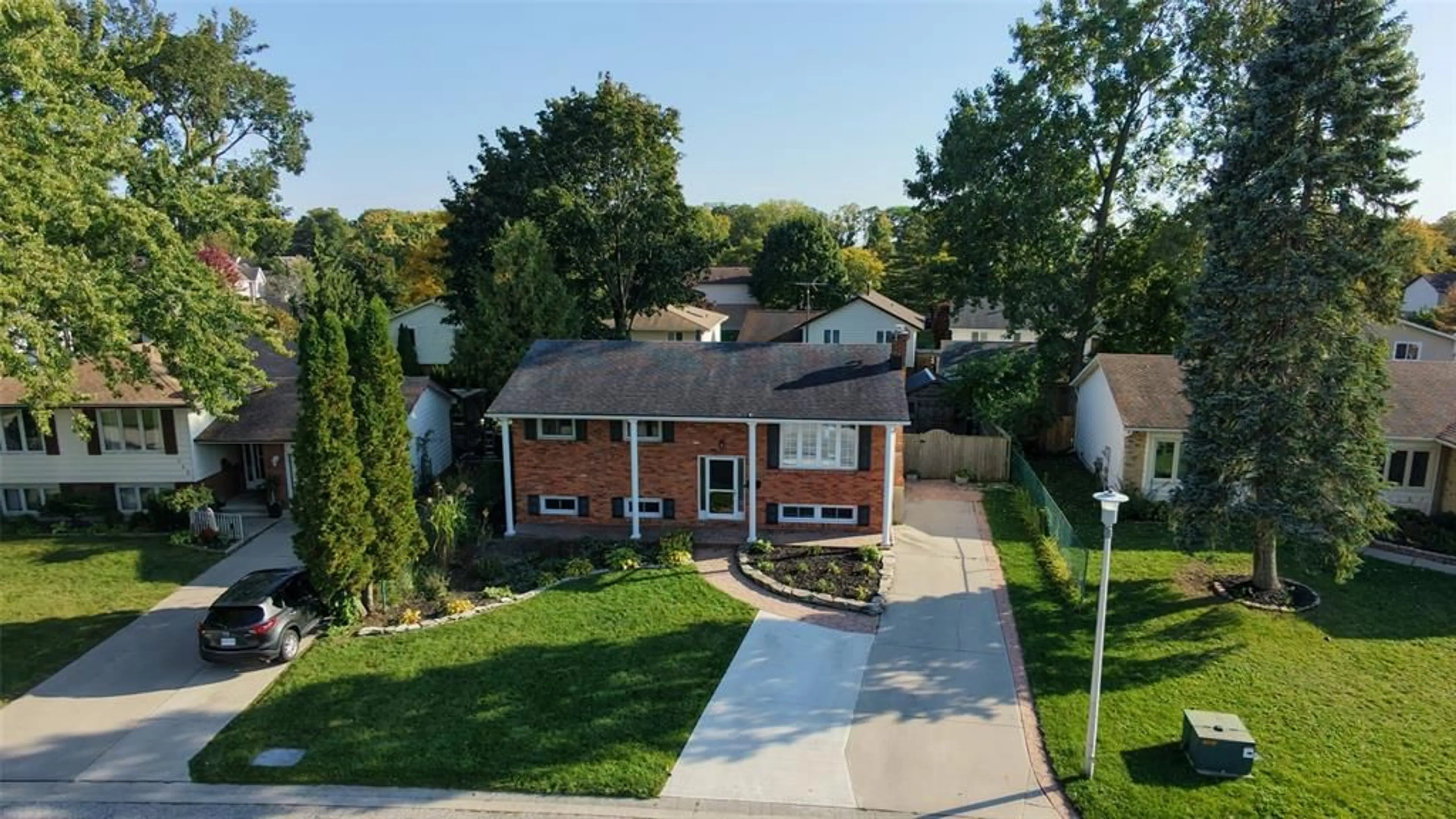 A pic from outside/outdoor area/front of a property/back of a property/a pic from drone, street for 409 HUXLEY Ave, Sarnia Ontario N7S 4Z1