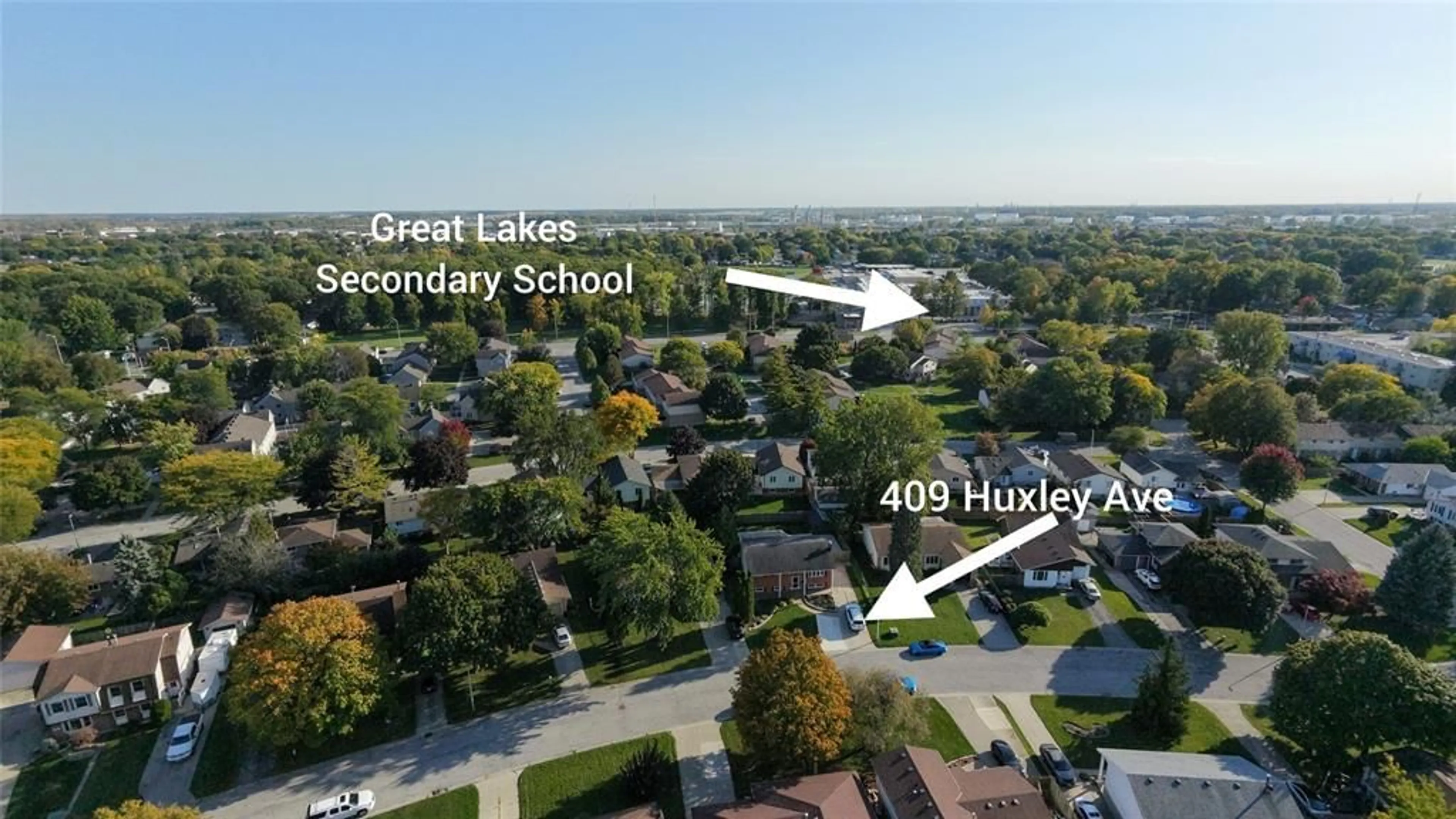 A pic from outside/outdoor area/front of a property/back of a property/a pic from drone, street for 409 HUXLEY Ave, Sarnia Ontario N7S 4Z1