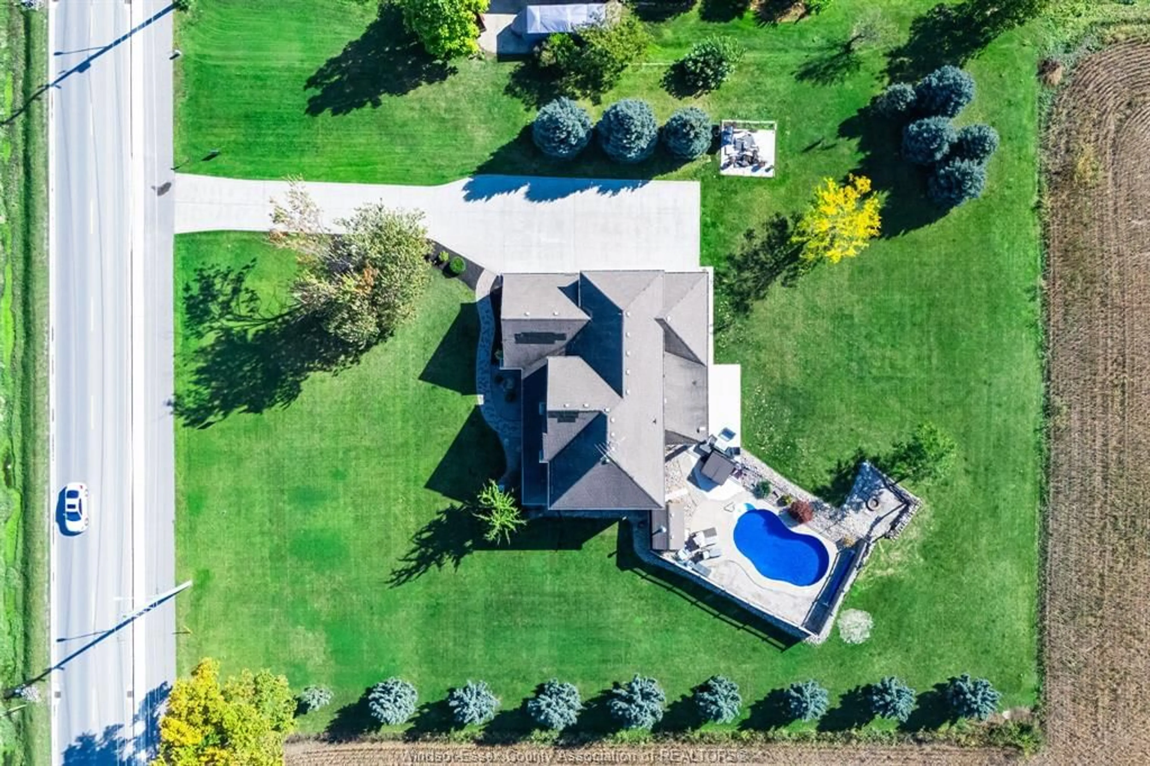 A pic from outside/outdoor area/front of a property/back of a property/a pic from drone, unknown for 901 Road 2, Kingsville Ontario N9Y 3E4
