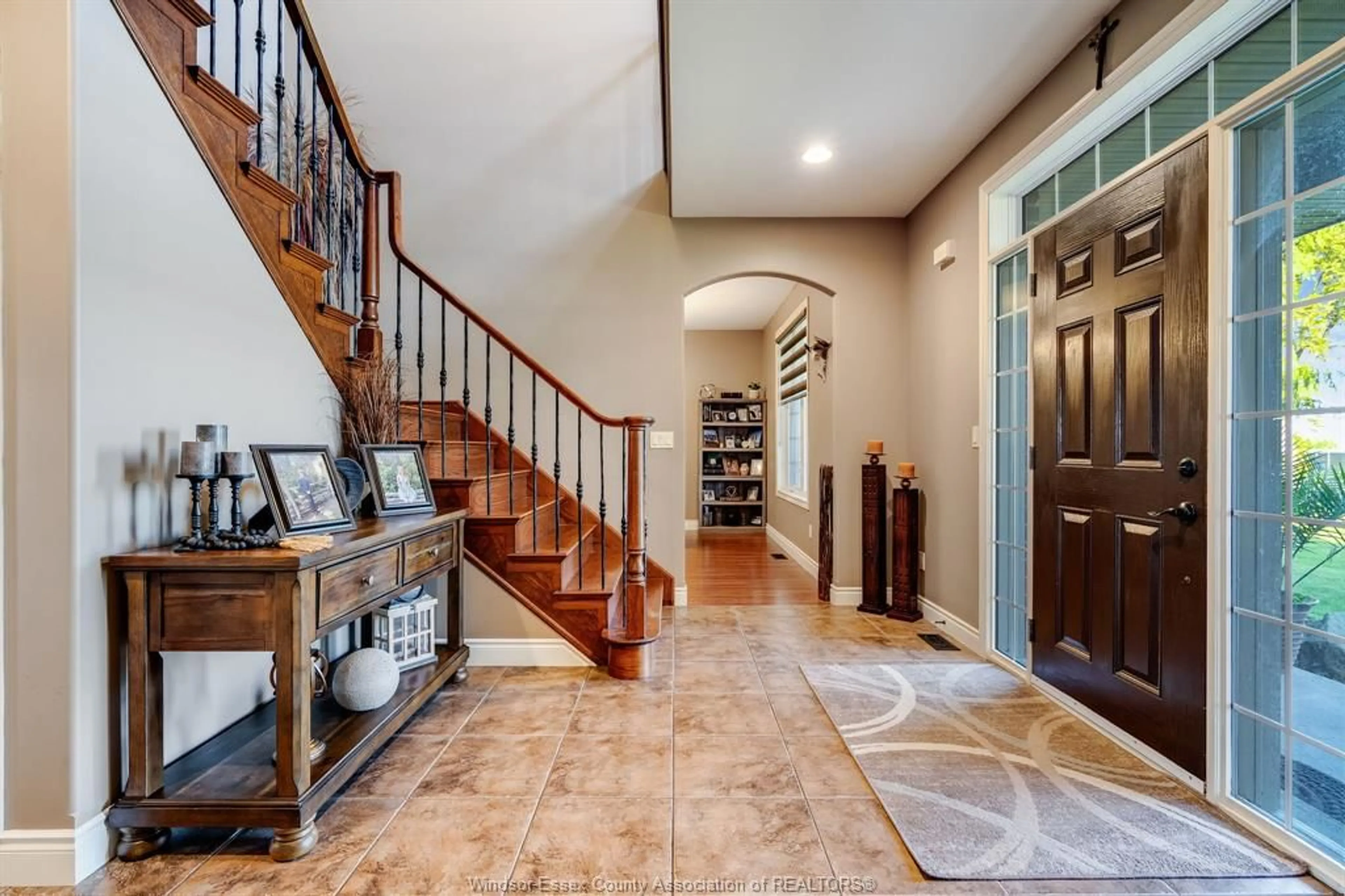 Indoor entryway for 901 Road 2, Kingsville Ontario N9Y 3E4