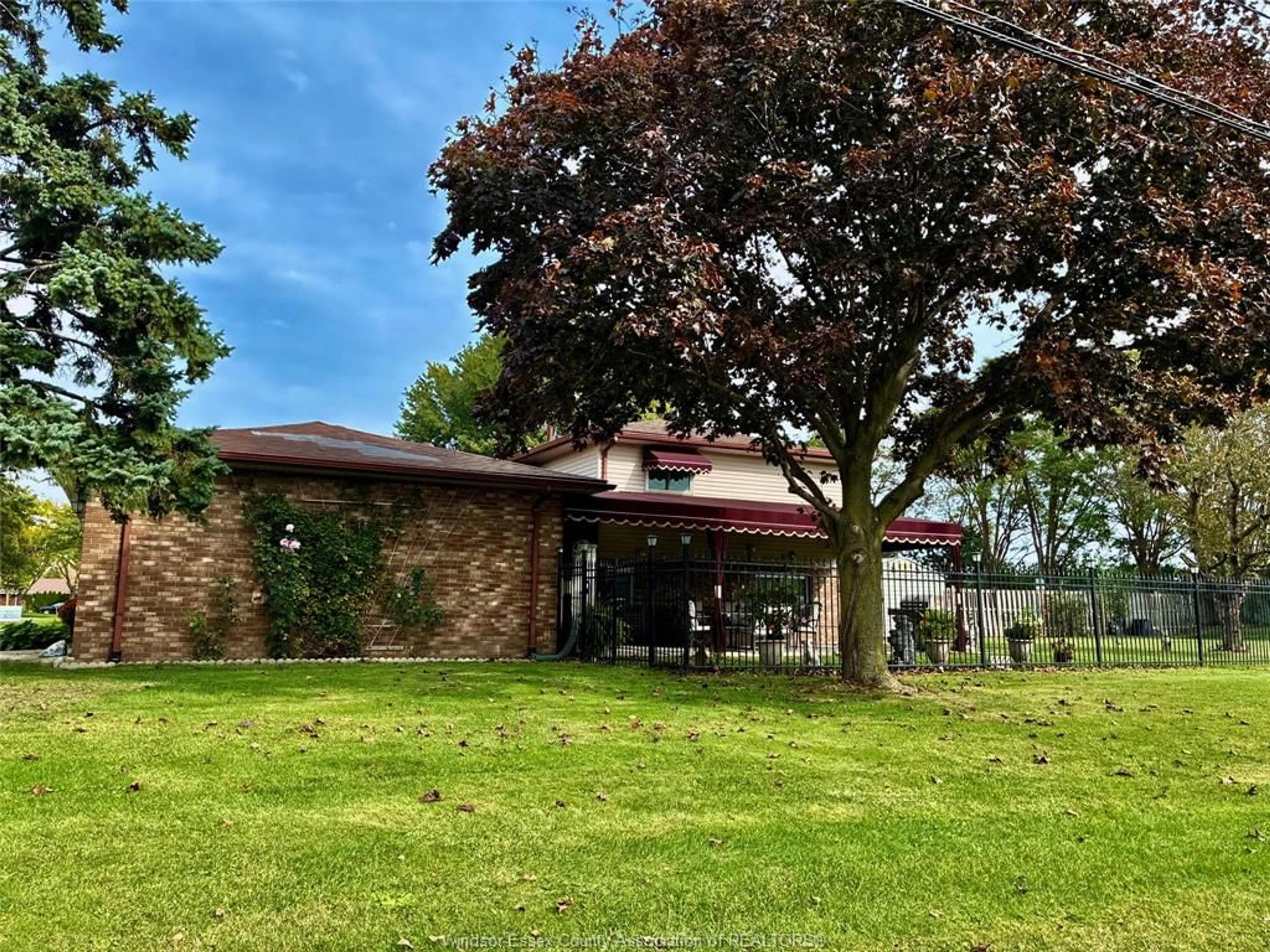 A pic from outside/outdoor area/front of a property/back of a property/a pic from drone, unknown for 3596 HEMLOCK Ave, Windsor Ontario N8R 1Z9