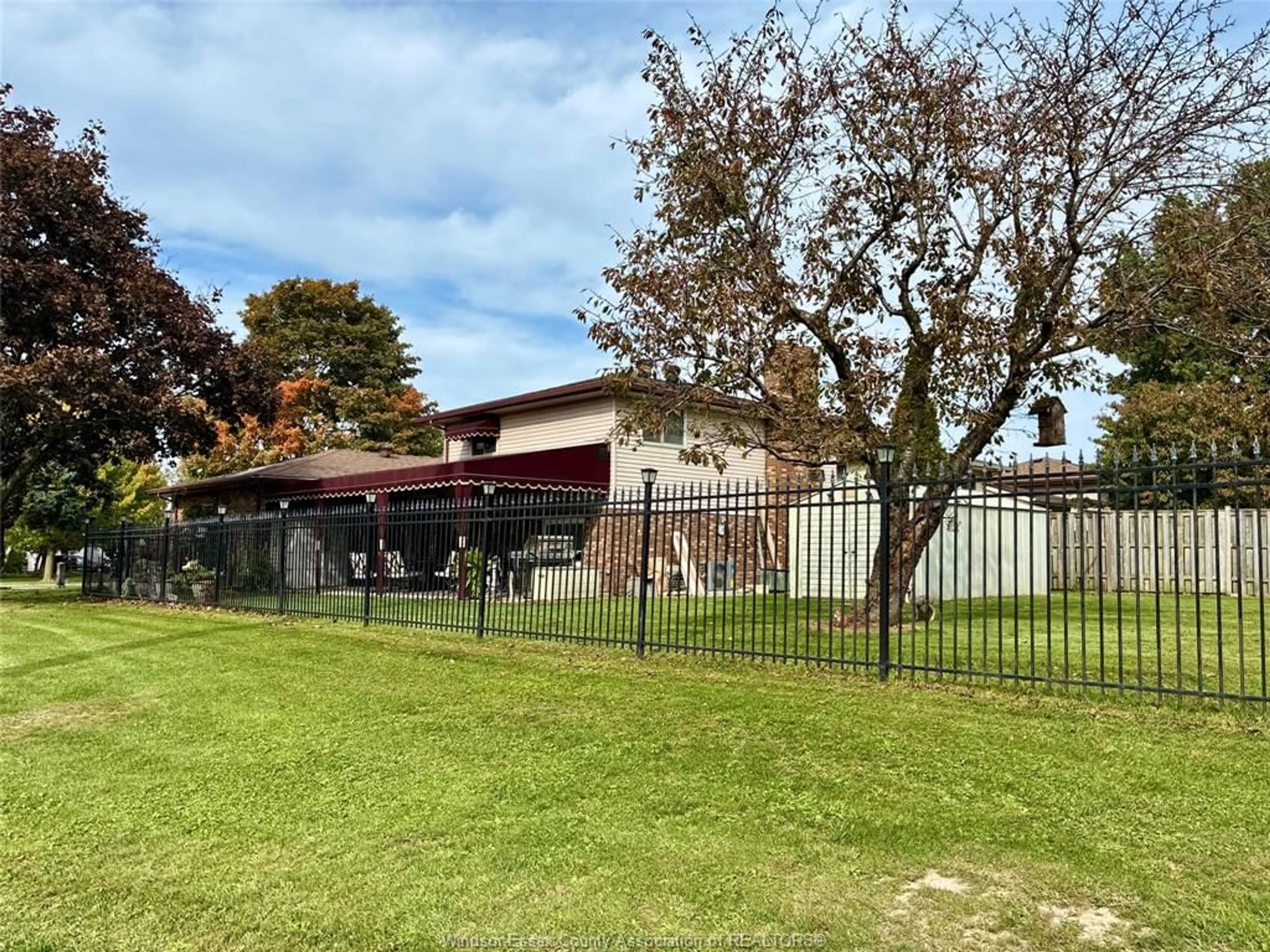 A pic from outside/outdoor area/front of a property/back of a property/a pic from drone, building for 3596 HEMLOCK Ave, Windsor Ontario N8R 1Z9