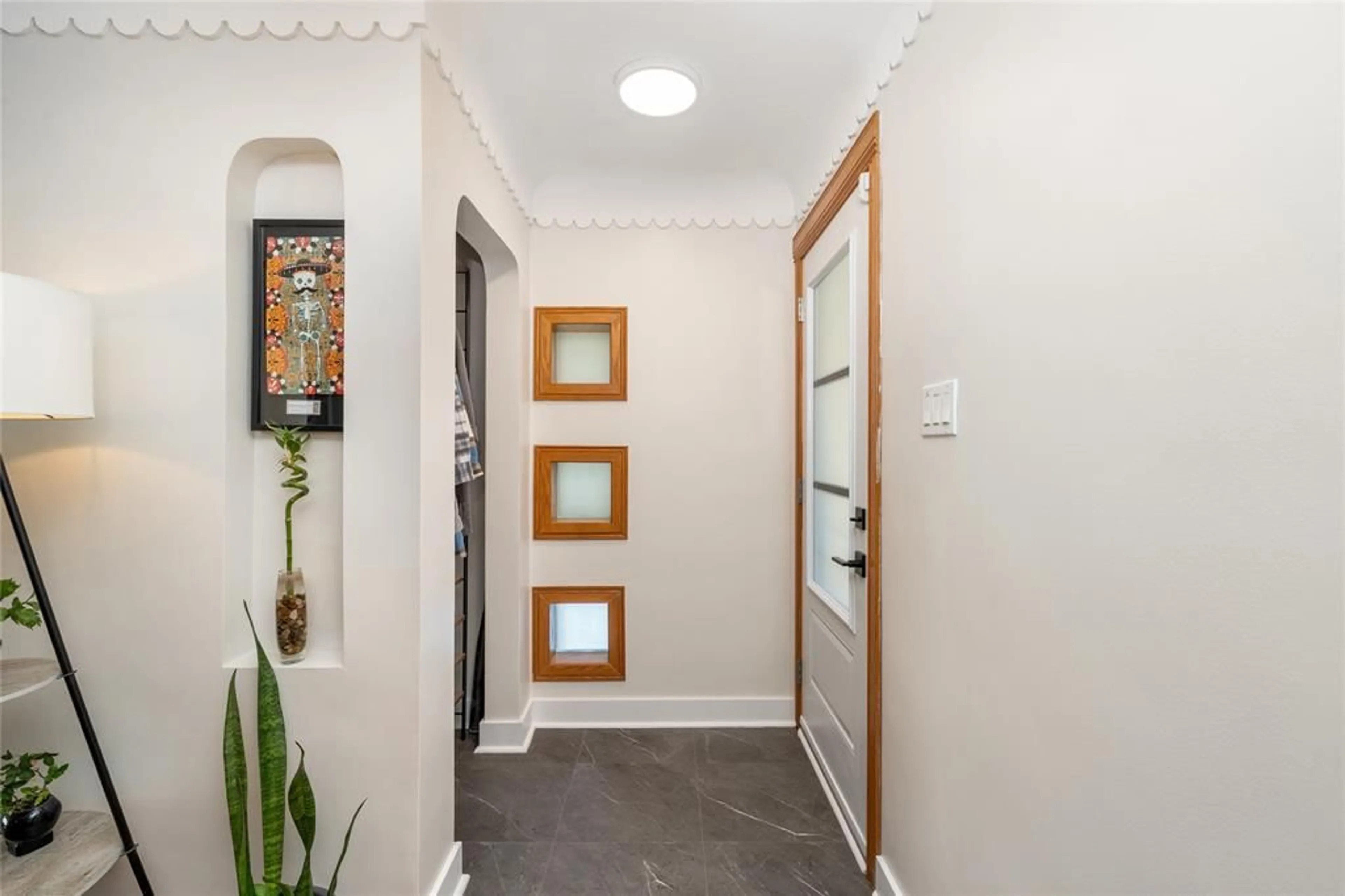 Indoor entryway for 123 Pearl St, Sarnia Ontario N7T 5G6