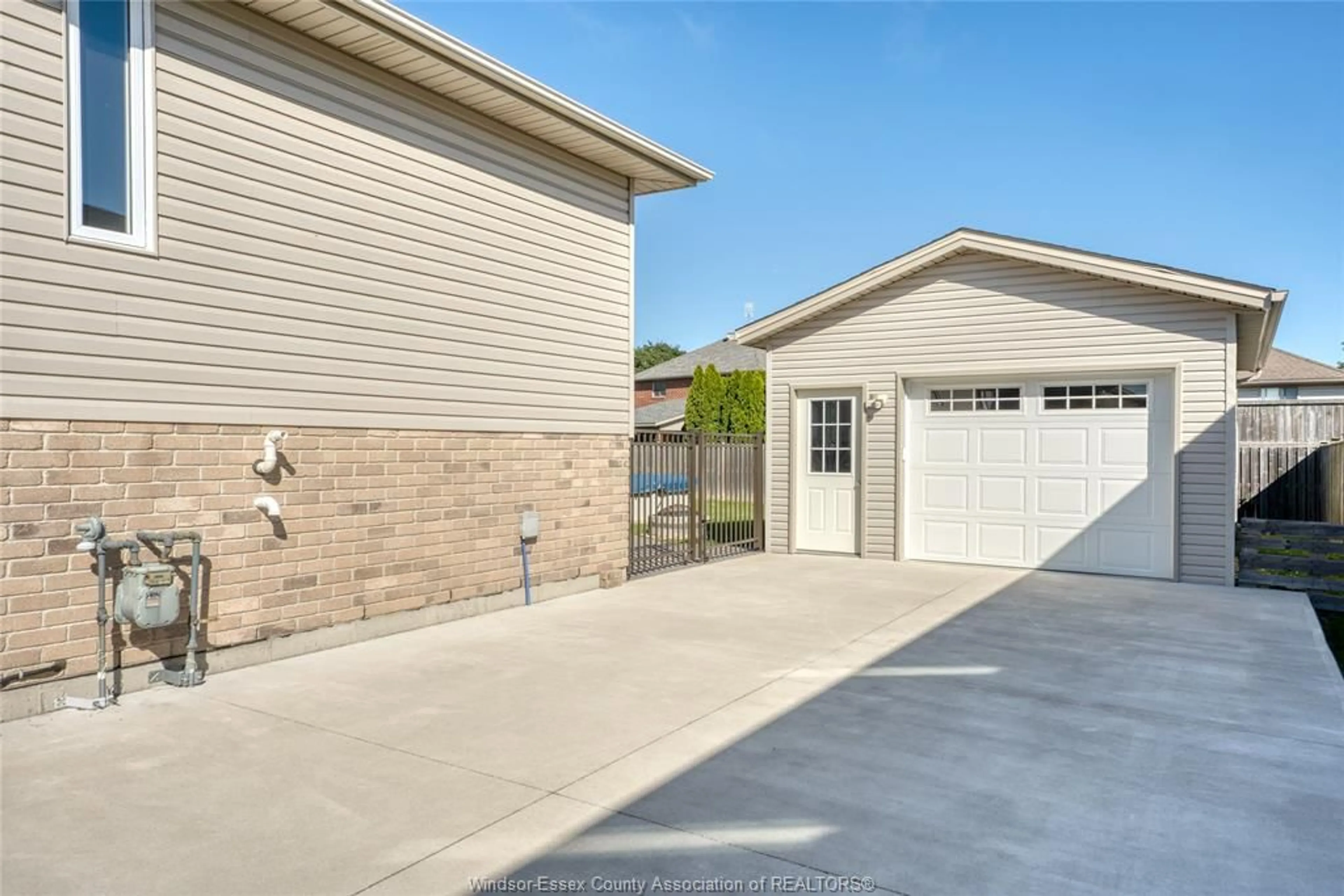 Indoor garage for 879 WESTWOOD, Lakeshore Ontario N8L 1E9