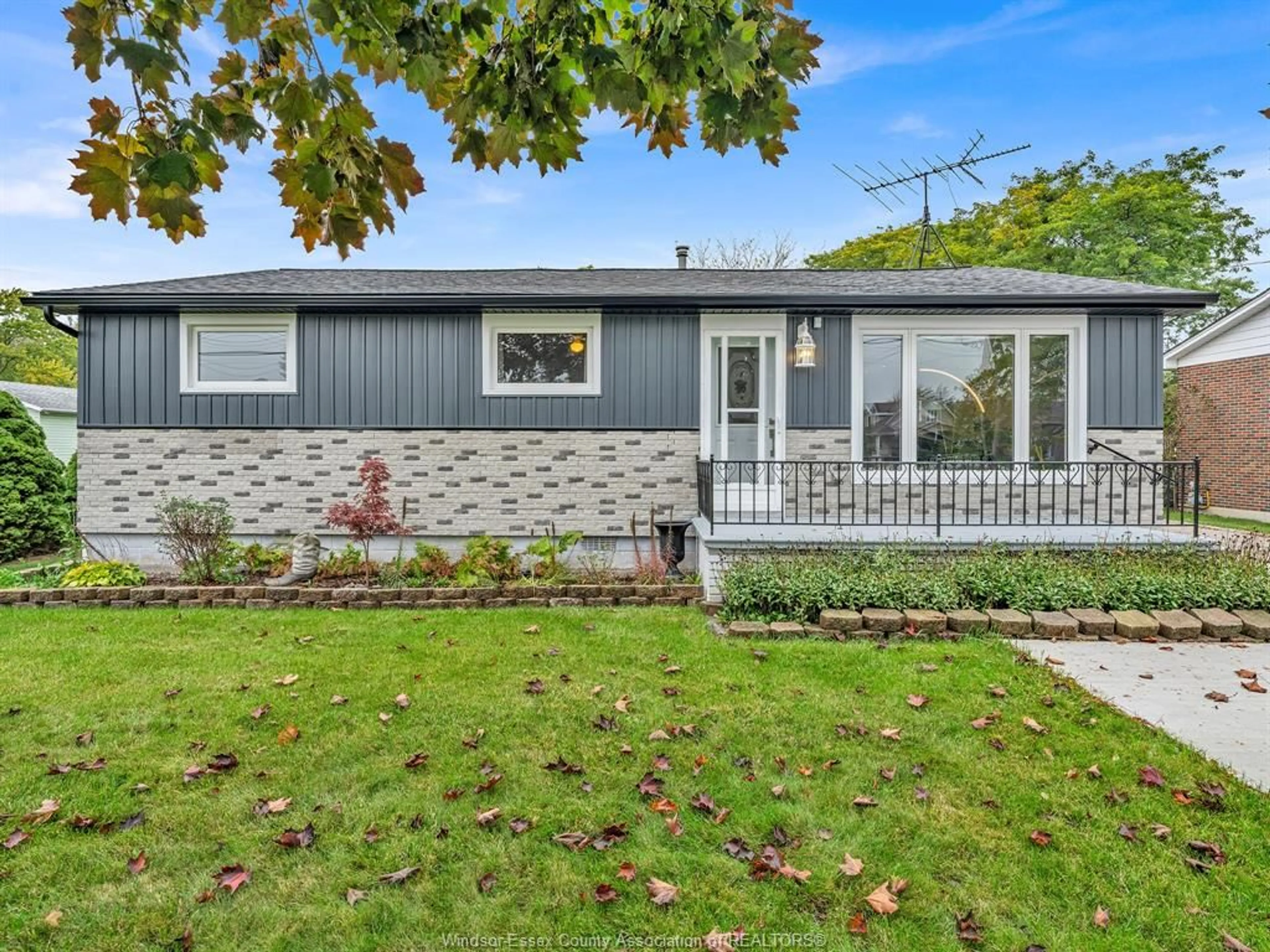 Home with vinyl exterior material, street for 8520 MIDDLE Sideroad, McGregor Ontario N0R 1J0