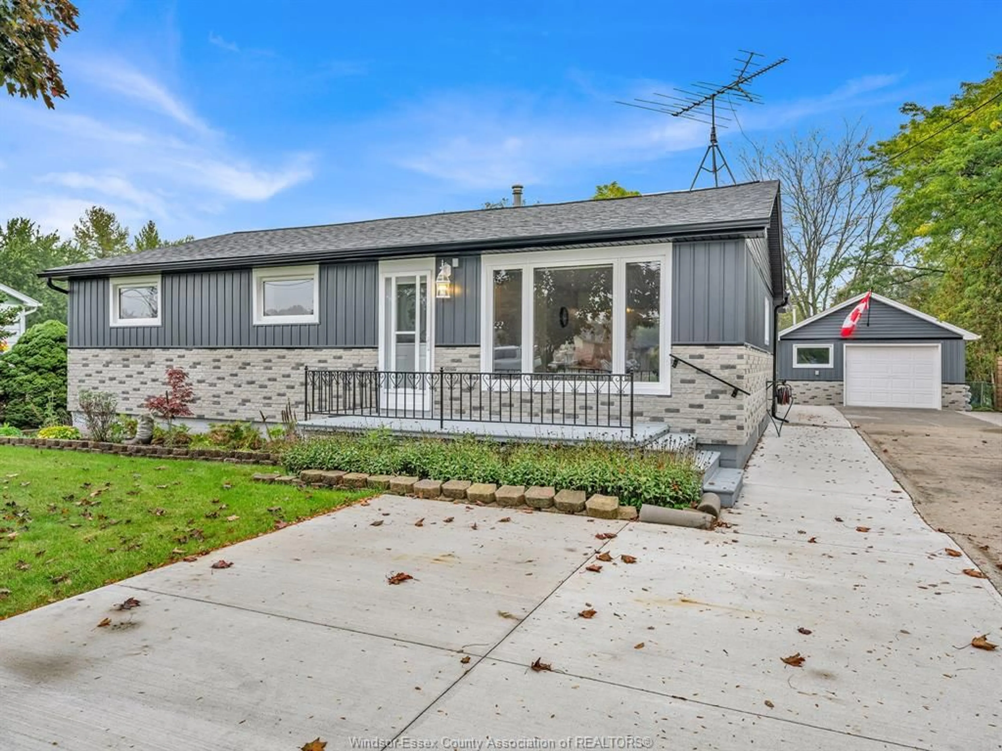 Home with vinyl exterior material, street for 8520 MIDDLE Sideroad, McGregor Ontario N0R 1J0