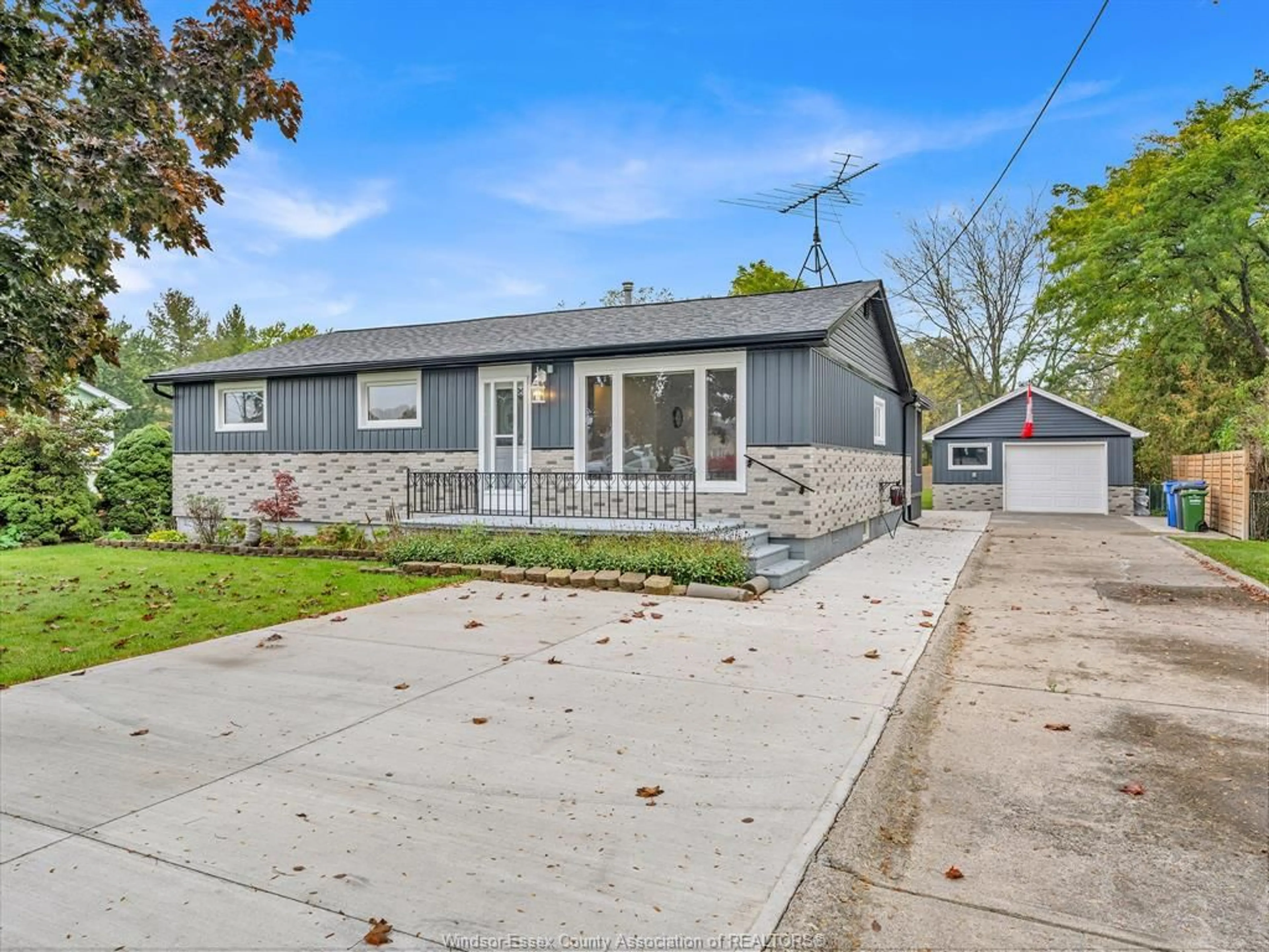 Home with vinyl exterior material, street for 8520 MIDDLE Sideroad, McGregor Ontario N0R 1J0