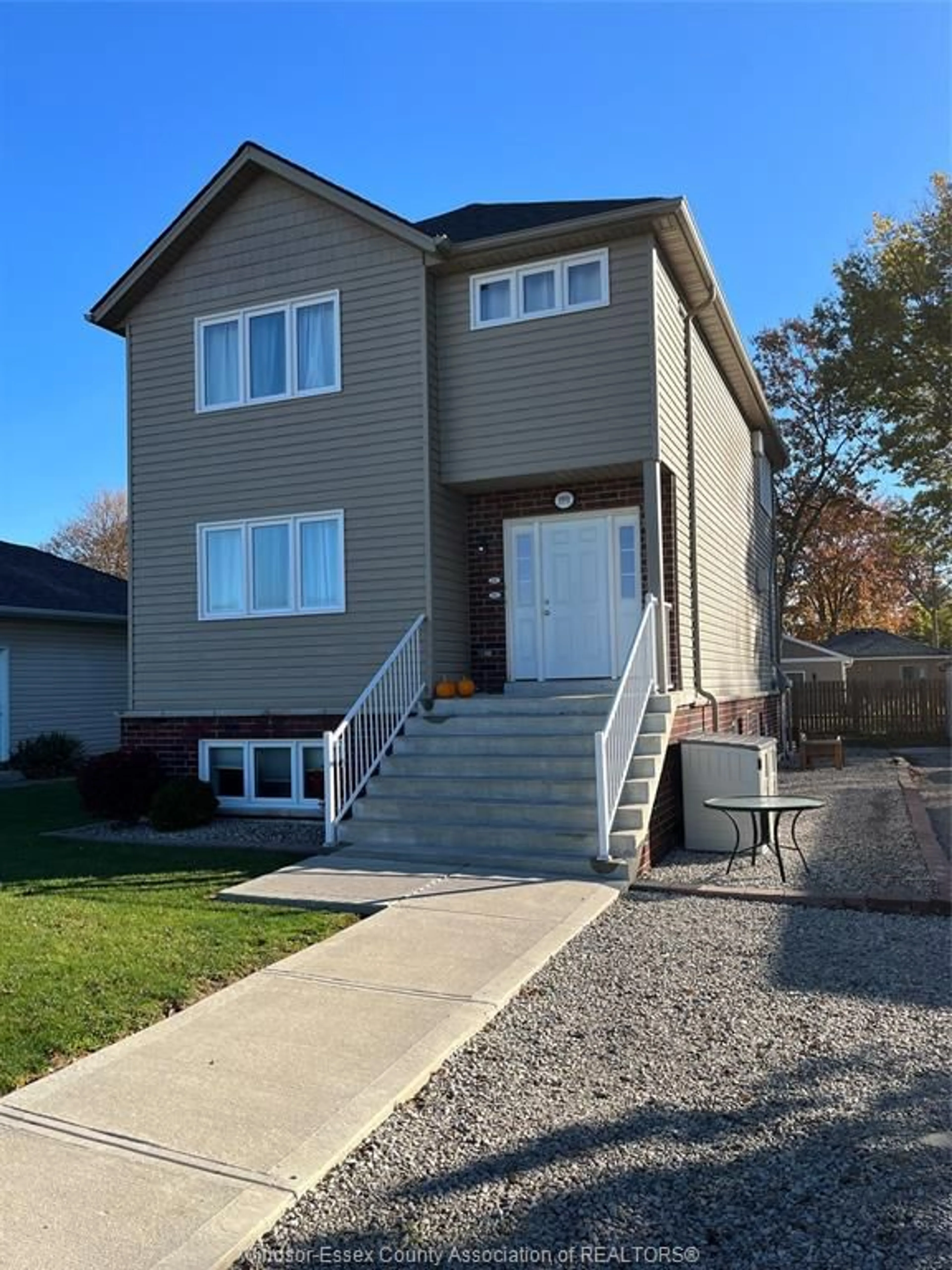 Home with vinyl exterior material, street for 190 WALNUT Lane, Harrow Ontario N0R 1G0