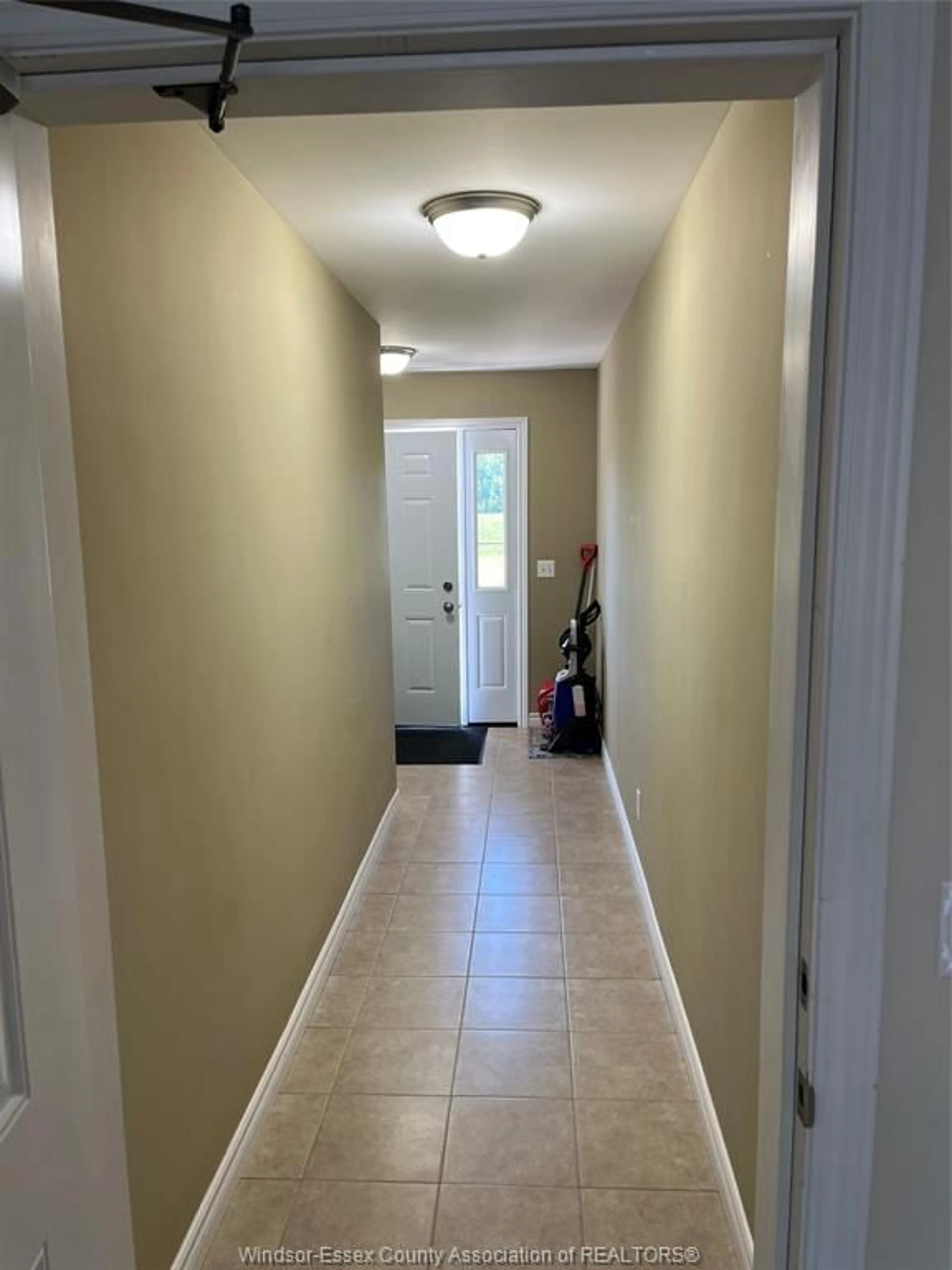 Indoor entryway for 190 WALNUT Lane, Harrow Ontario N0R 1G0