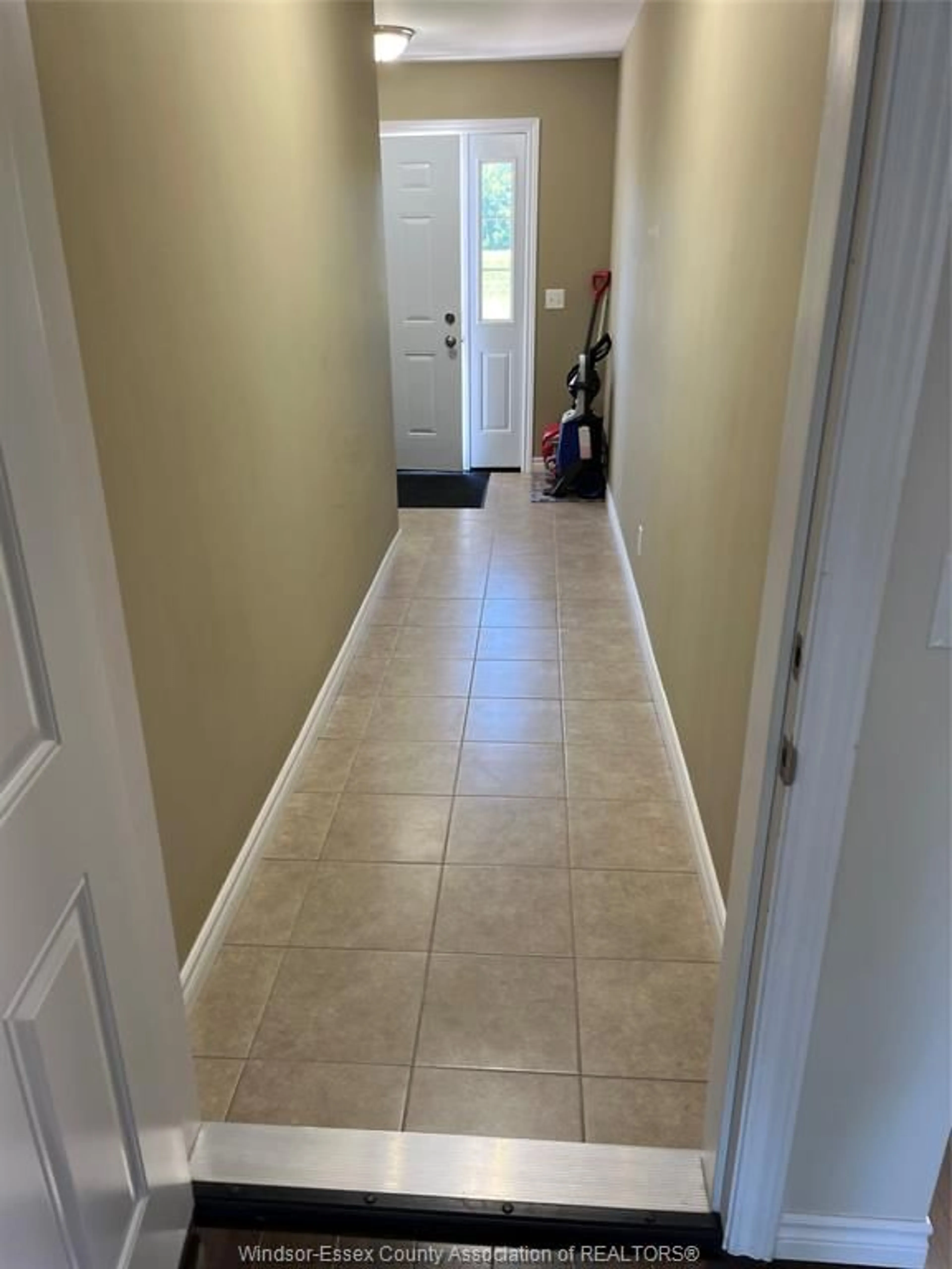 Indoor entryway for 190 WALNUT Lane, Harrow Ontario N0R 1G0