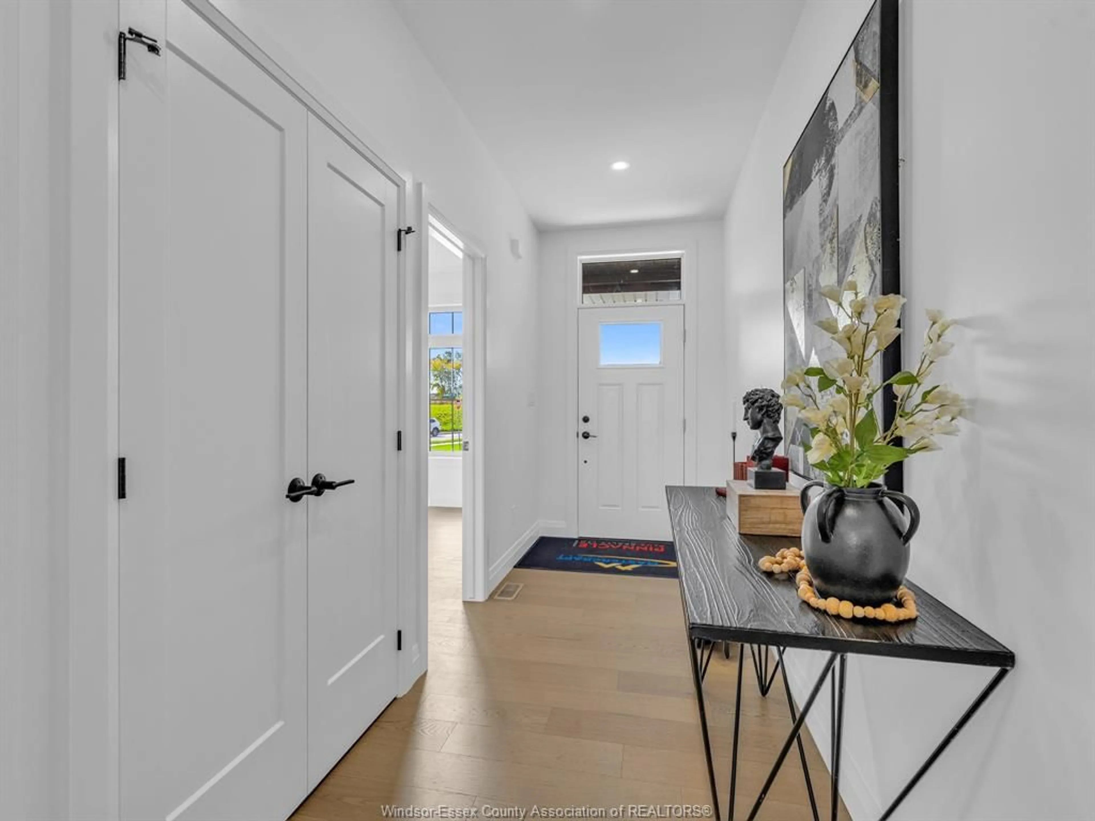 Indoor entryway for 2614 BARKLEY Ave, Windsor Ontario N8P 0E9