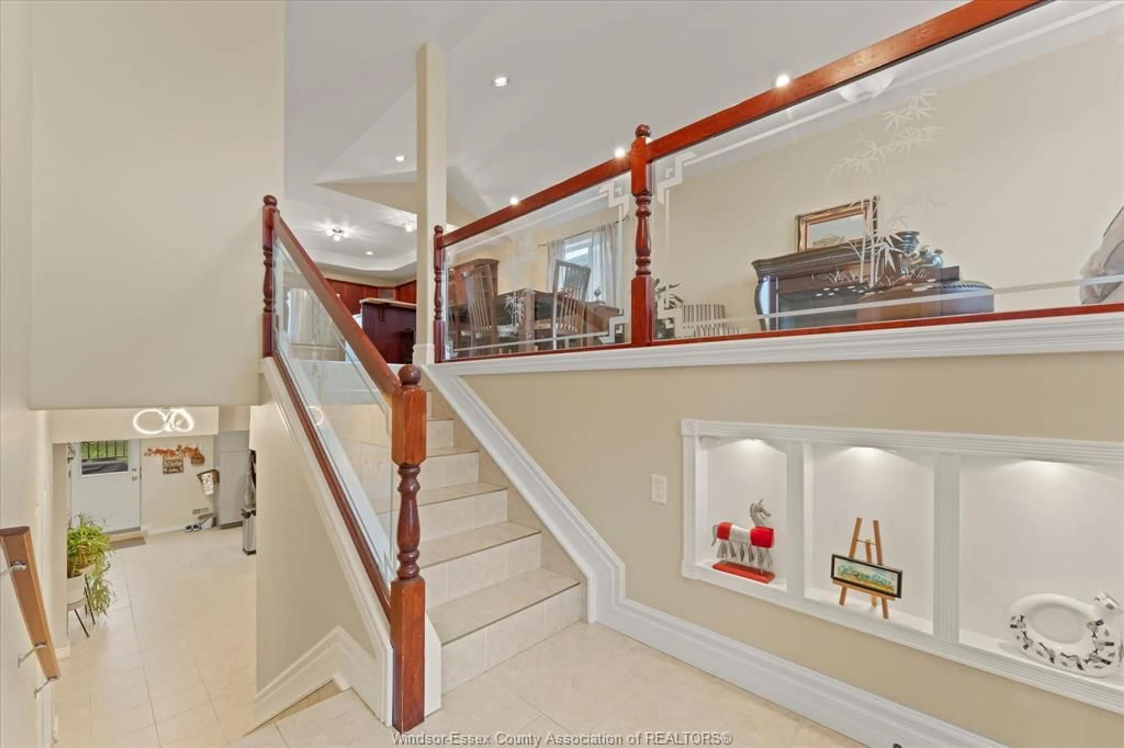 Indoor foyer for 4650 UNICORN Ave, Windsor Ontario N9G 3E3