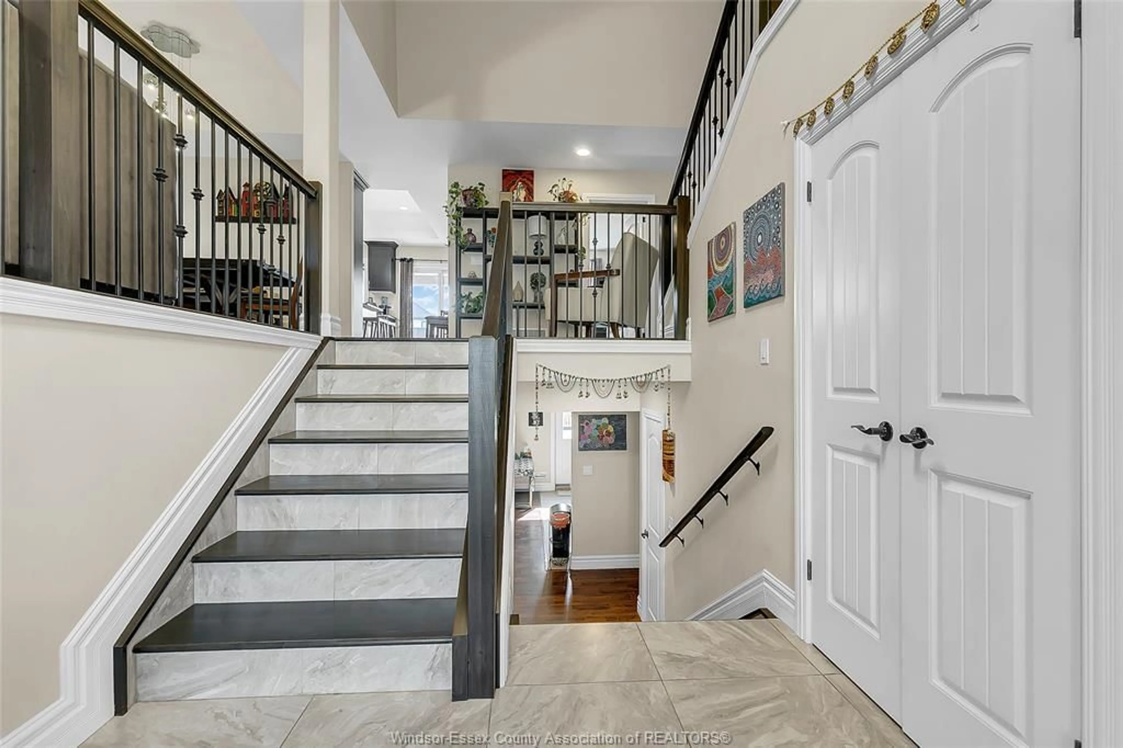 Indoor foyer for 1385 CANCUN St, Windsor Ontario N9G 0A2