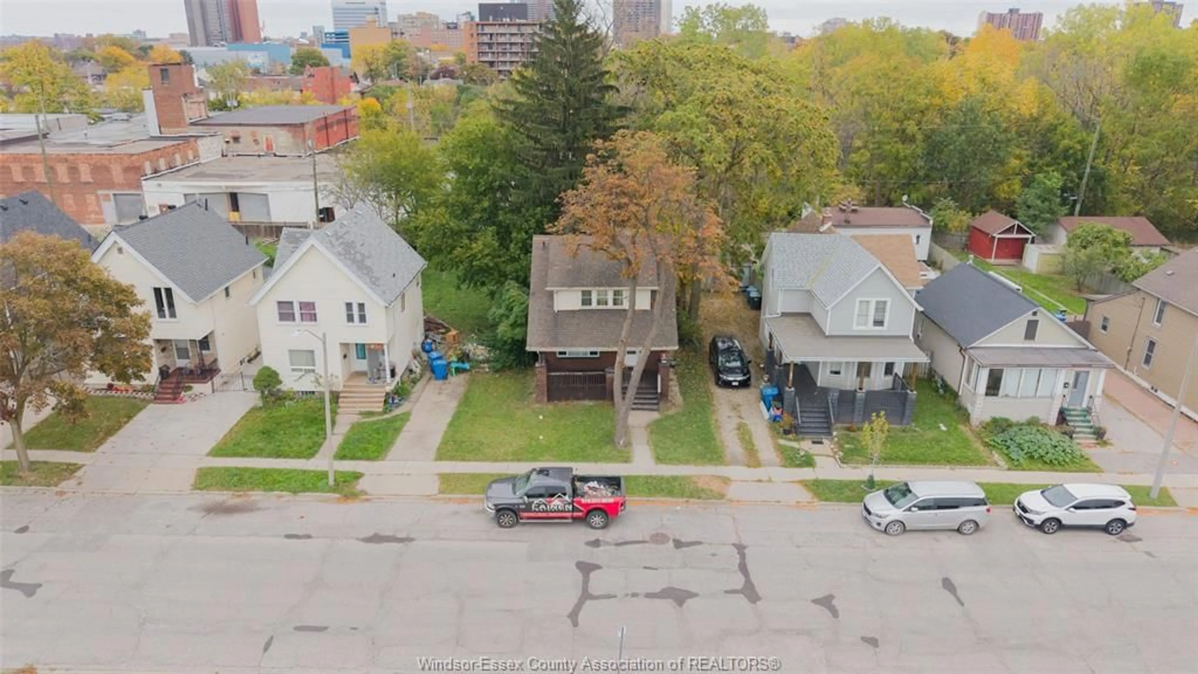 A pic from outside/outdoor area/front of a property/back of a property/a pic from drone, street for 394 CRAWFORD Ave, Windsor Ontario N9A 5C4