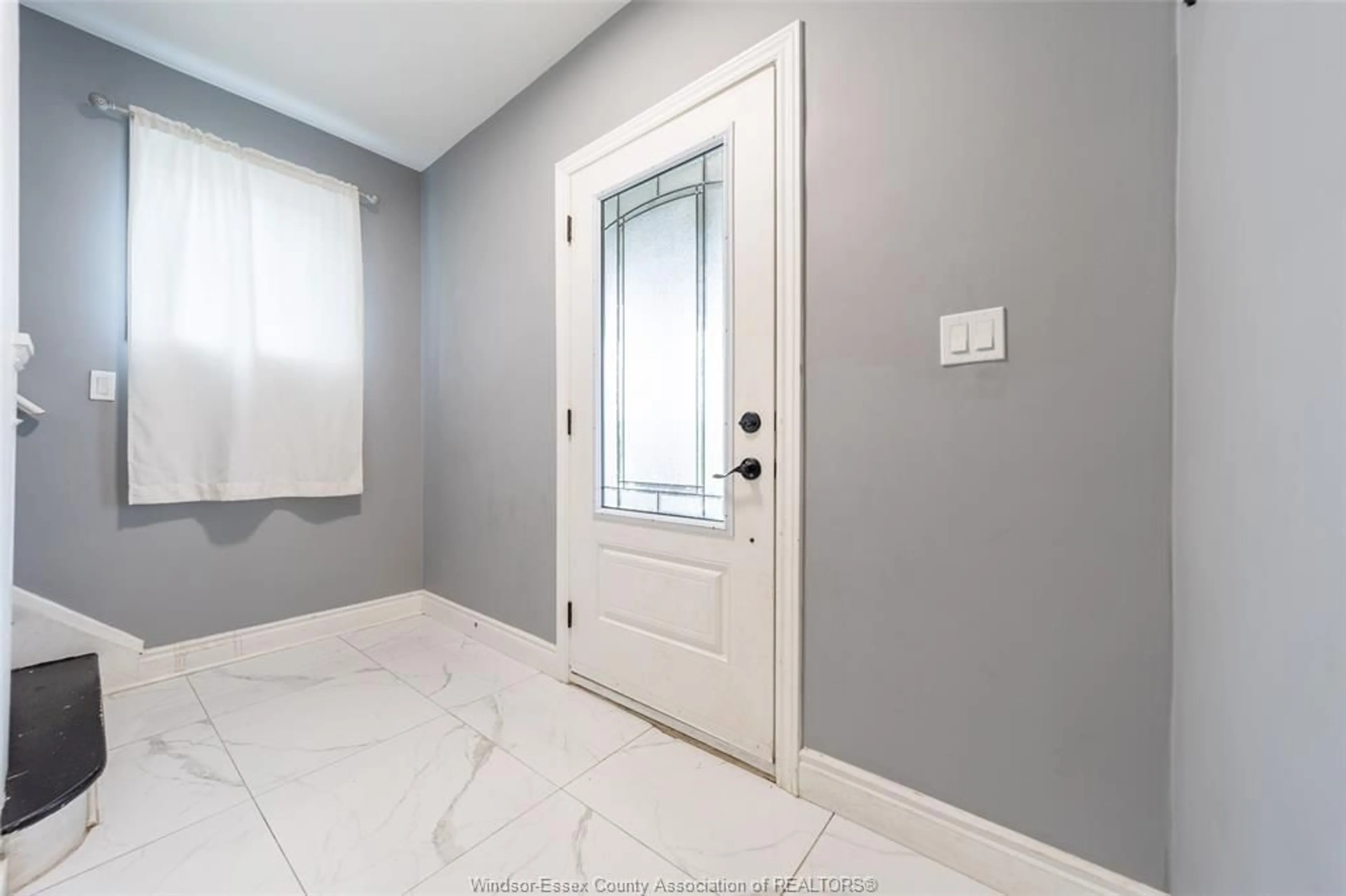 Indoor entryway for 394 CRAWFORD Ave, Windsor Ontario N9A 5C4