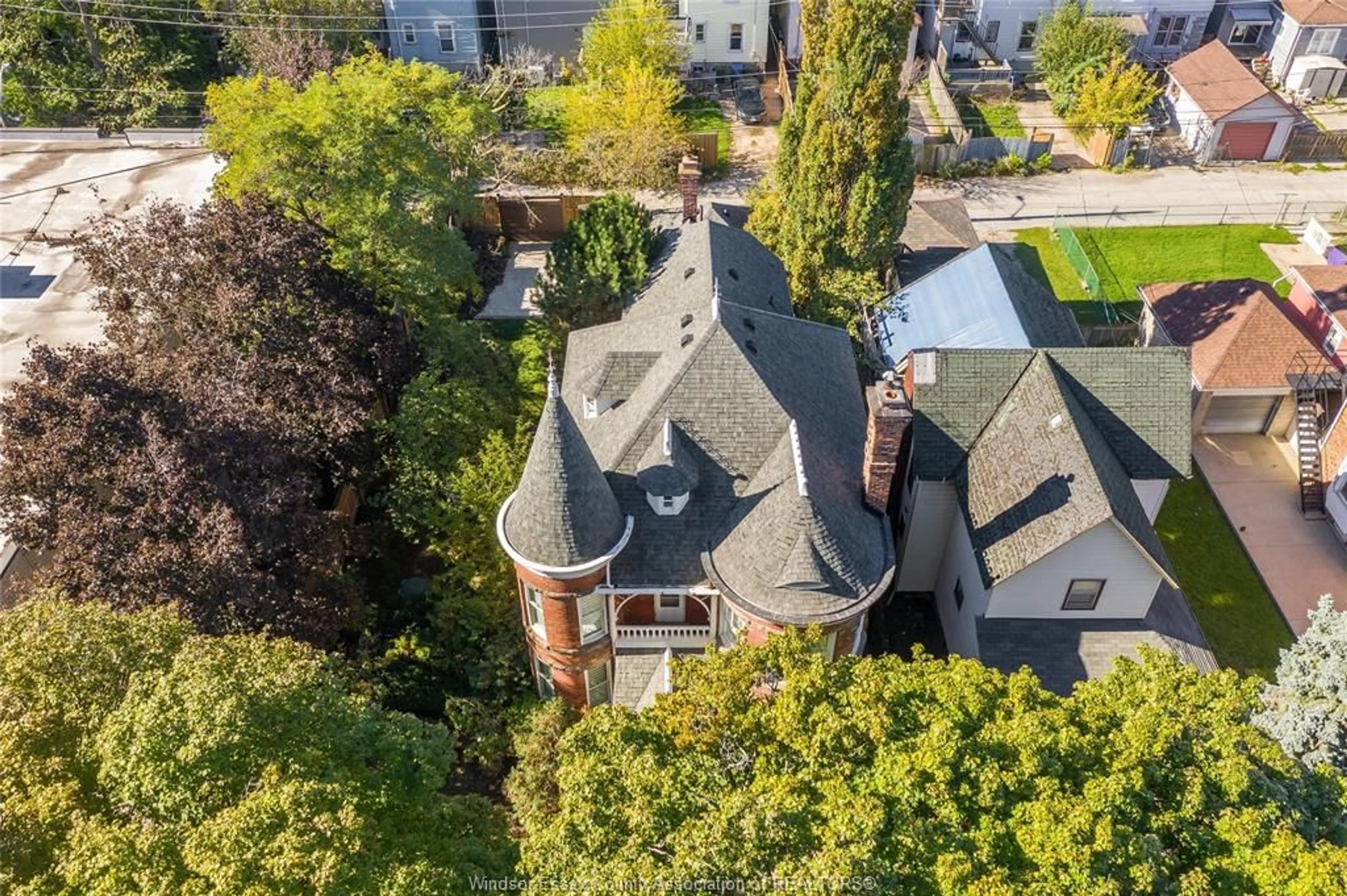A pic from outside/outdoor area/front of a property/back of a property/a pic from drone, city buildings view from balcony for 719 VICTORIA, Windsor Ontario N9A 4N3