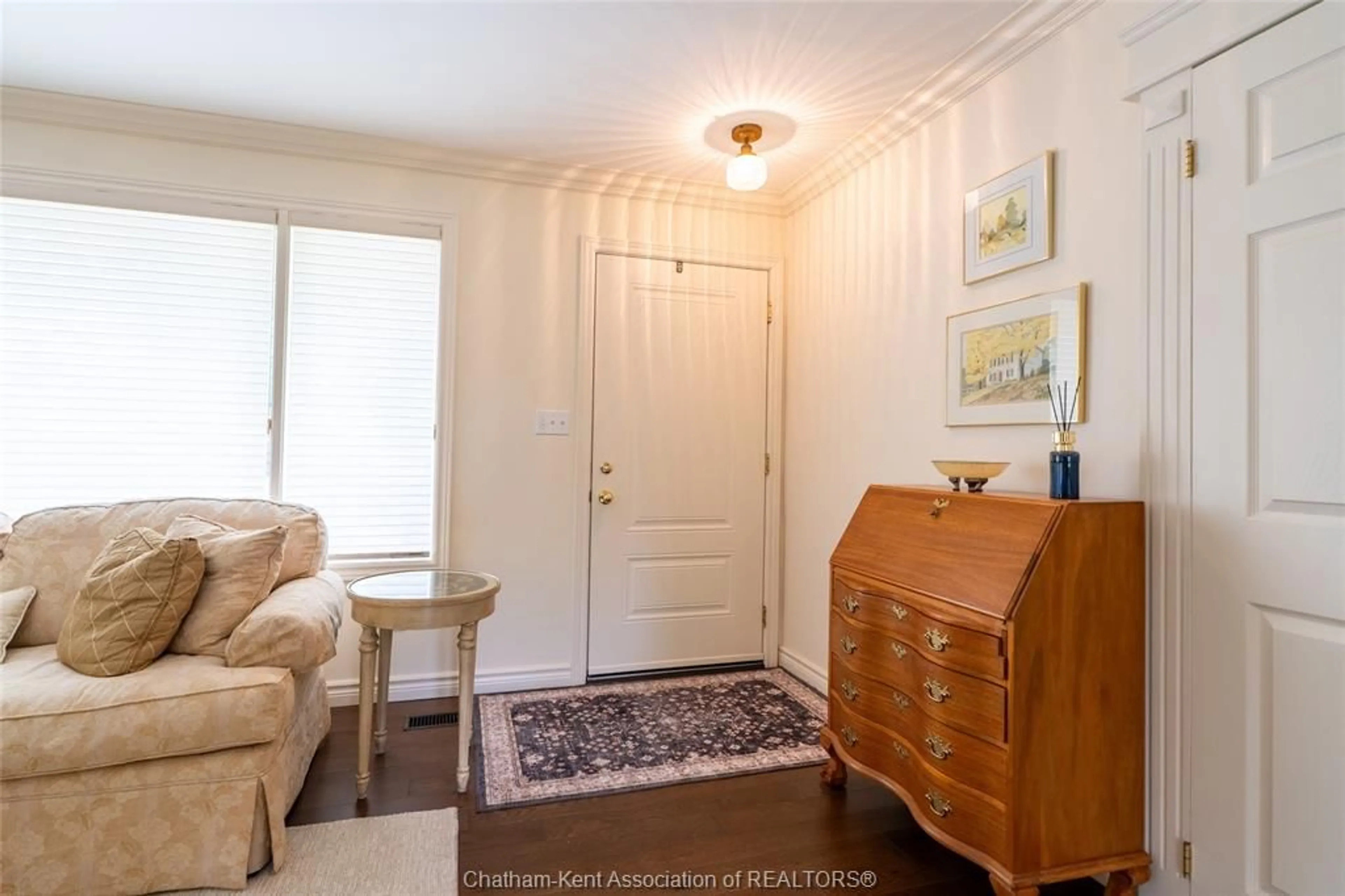 Indoor entryway for 19 Glengarry Cres, Chatham Ontario N7L 4J1