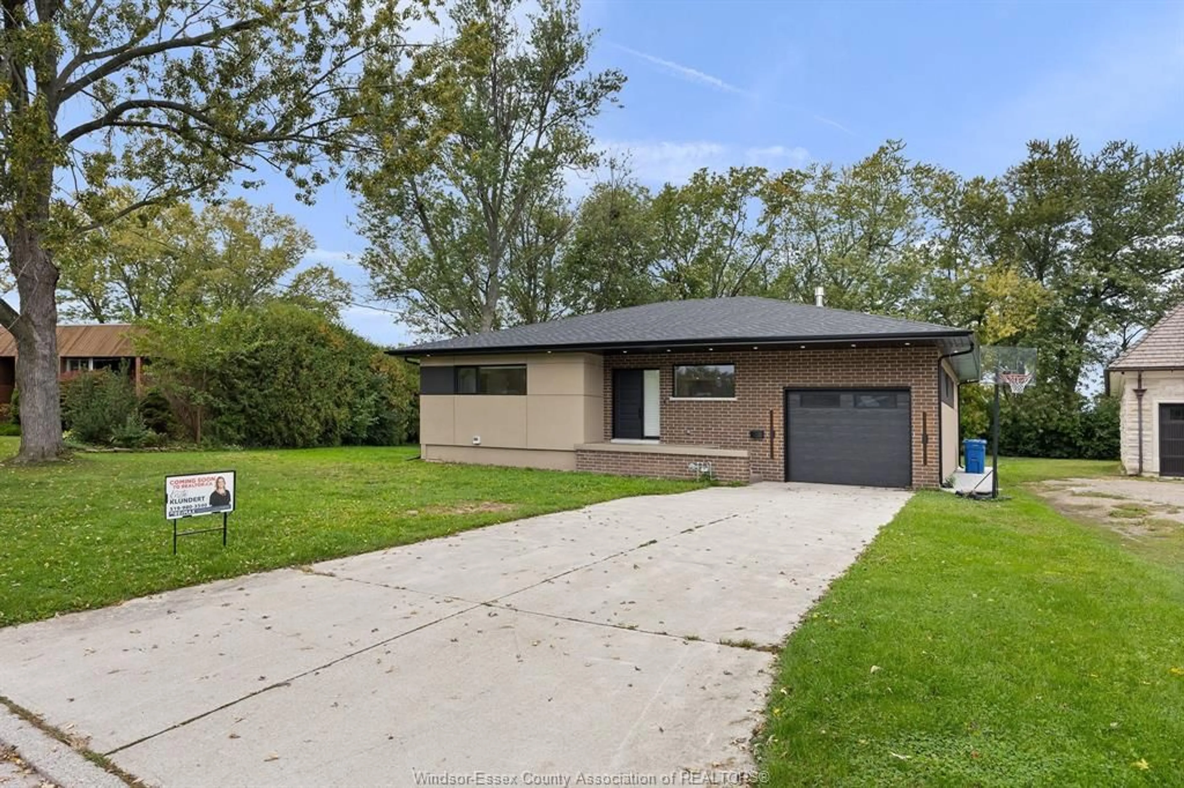 Home with brick exterior material, street for 4015 ROSELAND Dr, Windsor Ontario N9G 1Y5
