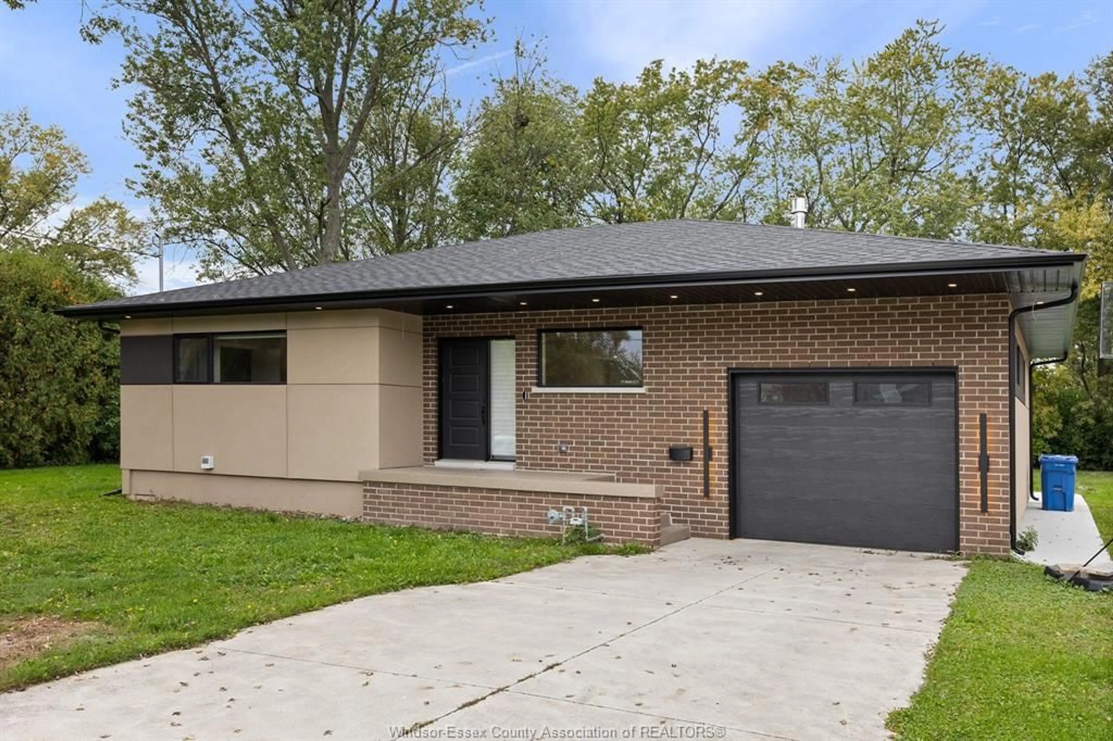 Home with brick exterior material, street for 4015 ROSELAND Dr, Windsor Ontario N9G 1Y5