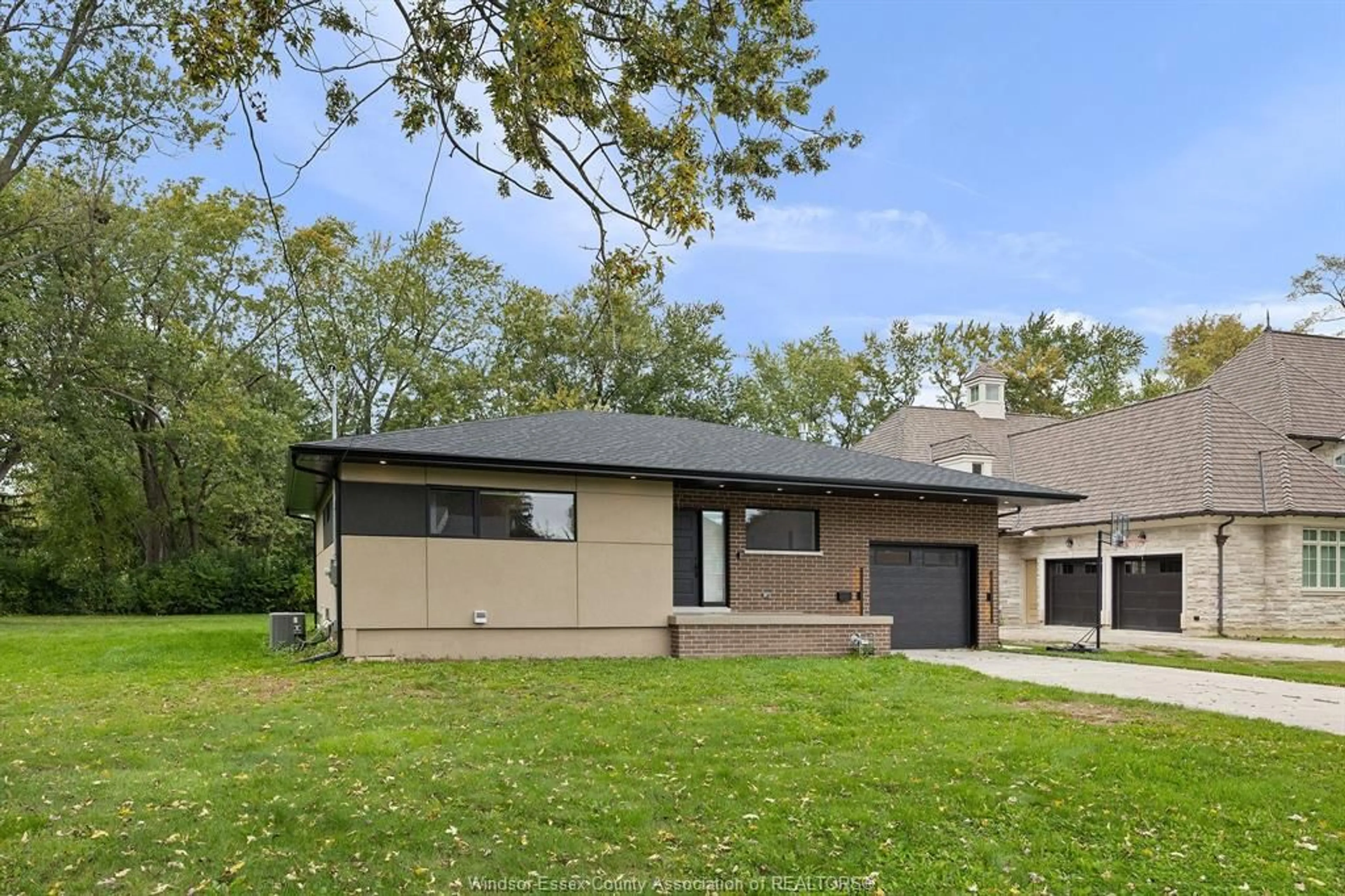 Home with vinyl exterior material, unknown for 4015 ROSELAND Dr, Windsor Ontario N9G 1Y5