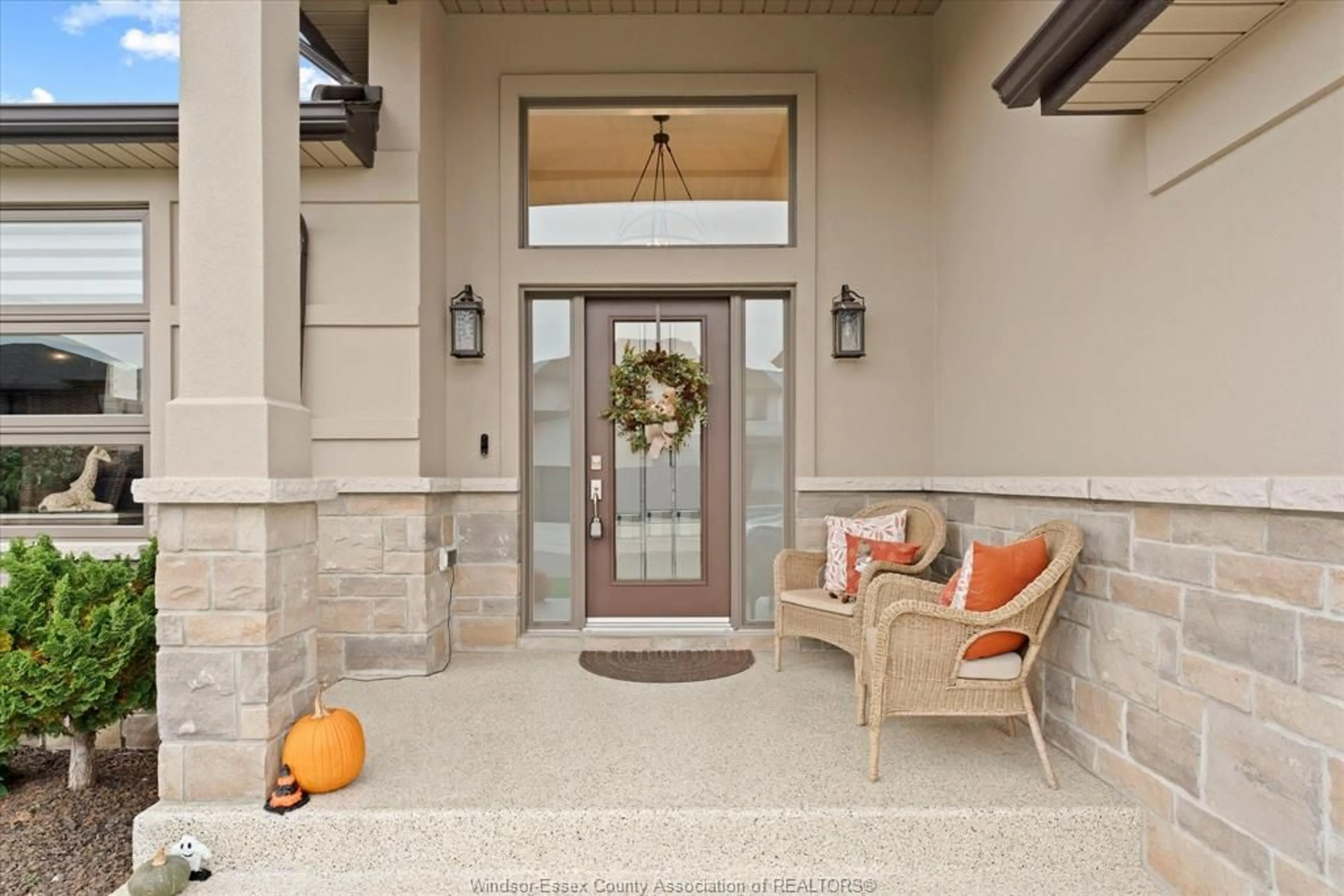 Indoor entryway for 1307 CLEARWATER, Windsor Ontario N8P 0E9