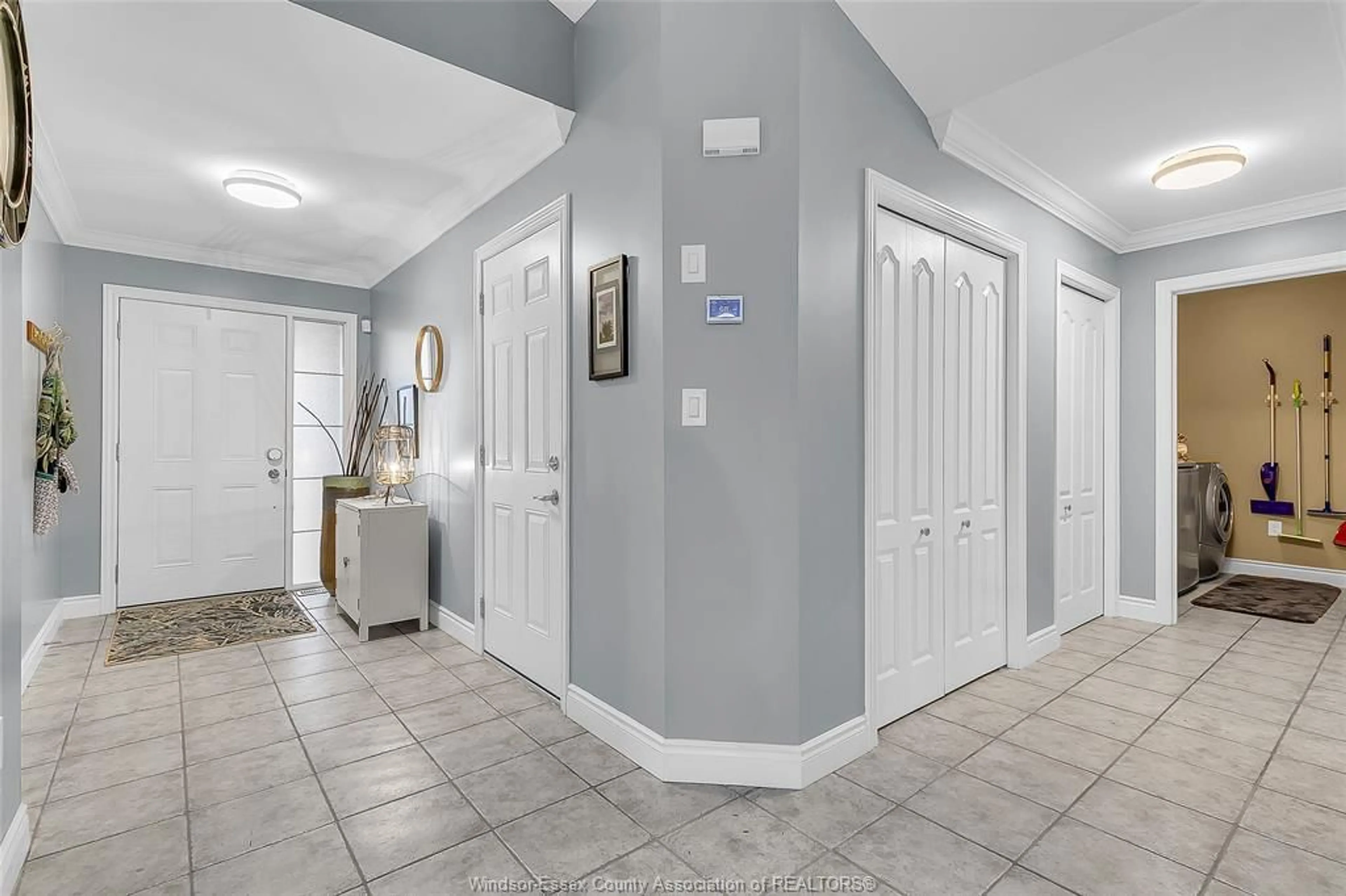 Indoor entryway for 1506 D'AMORE Dr, LaSalle Ontario N9H 0A5