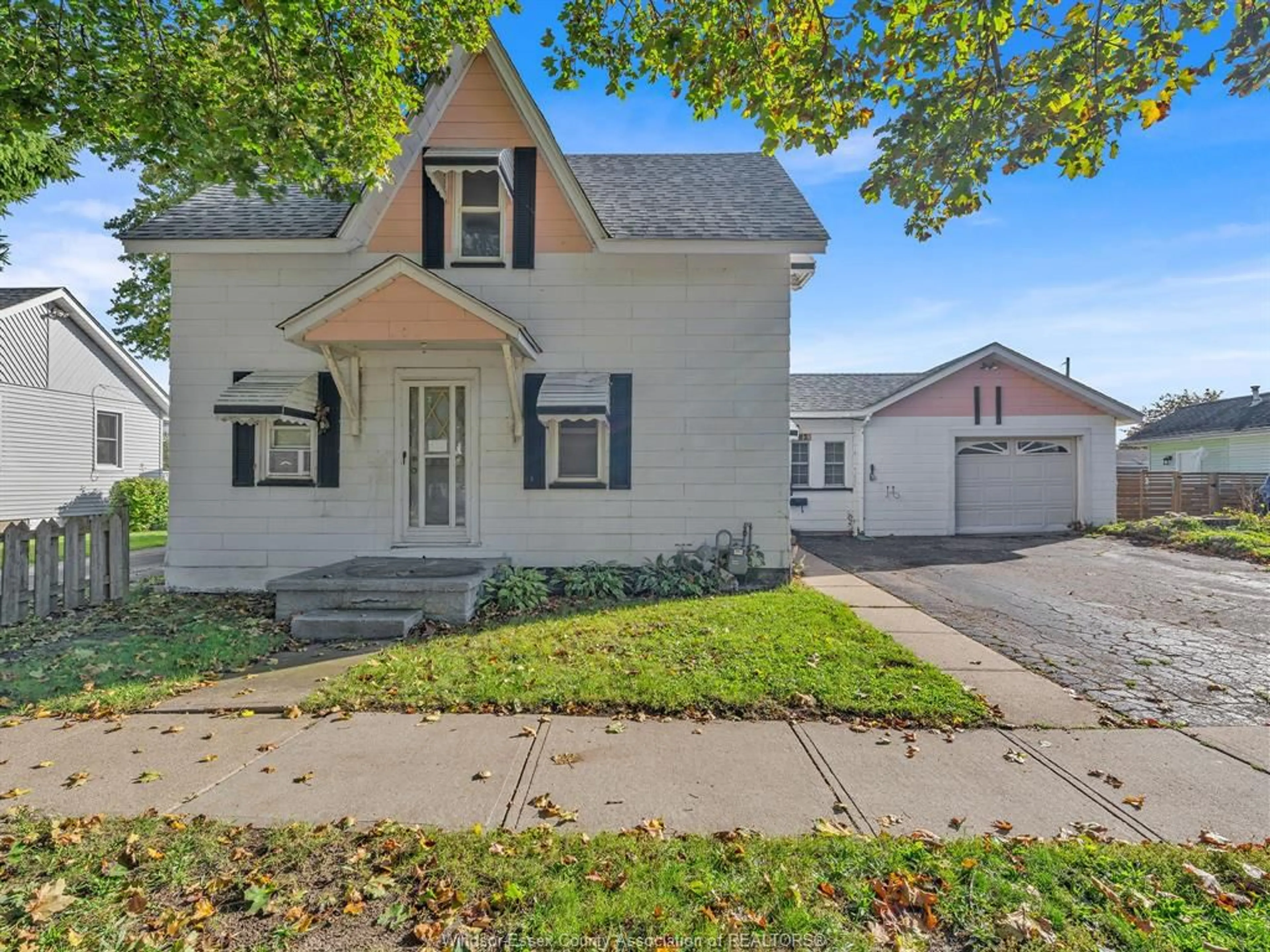 A pic from outside/outdoor area/front of a property/back of a property/a pic from drone, street for 263 BROCK, Amherstburg Ontario N9V 2H4