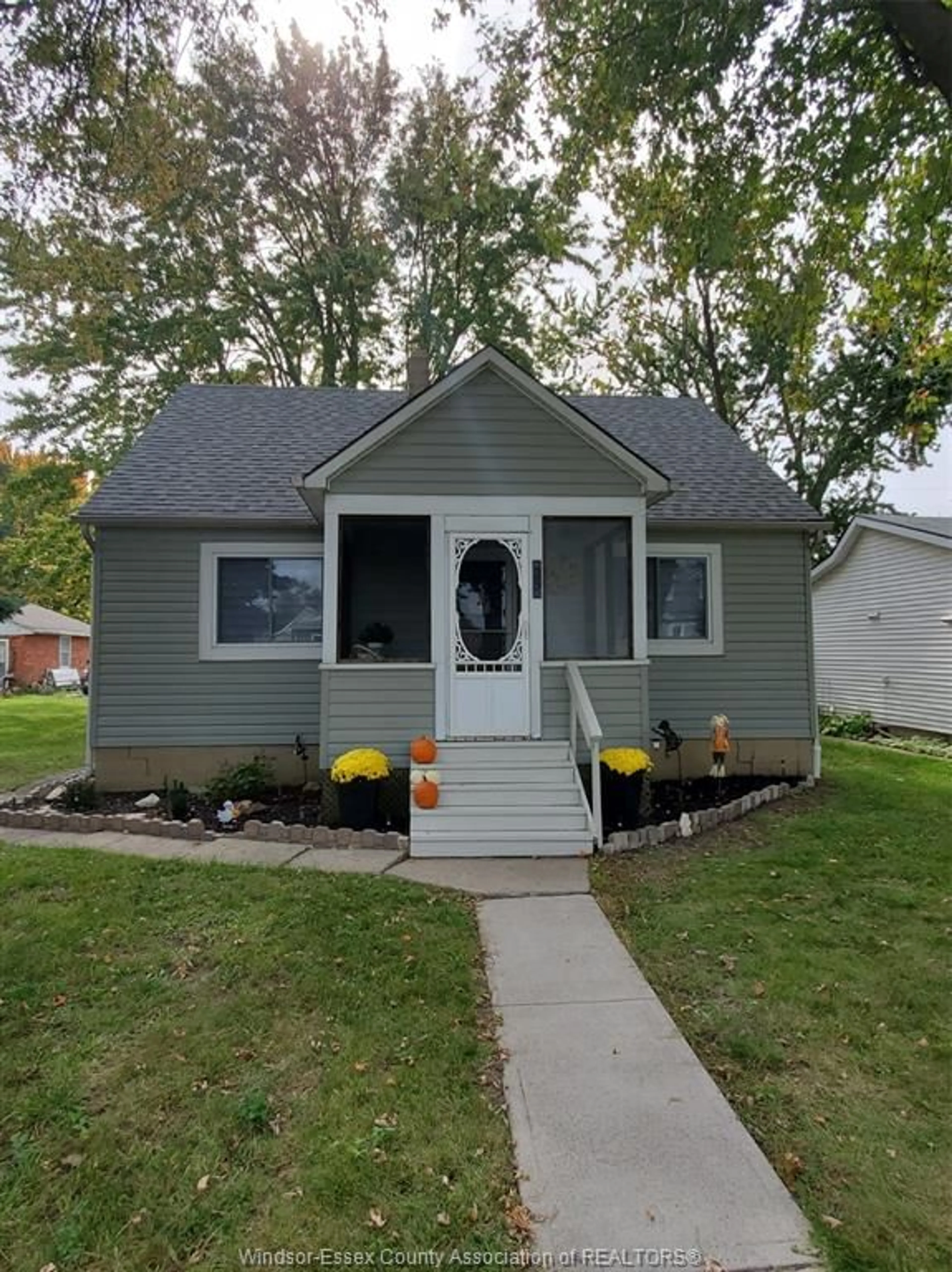 Home with vinyl exterior material, street for 25 ST CLAIR St, Tilbury Ontario N0P 2L0-