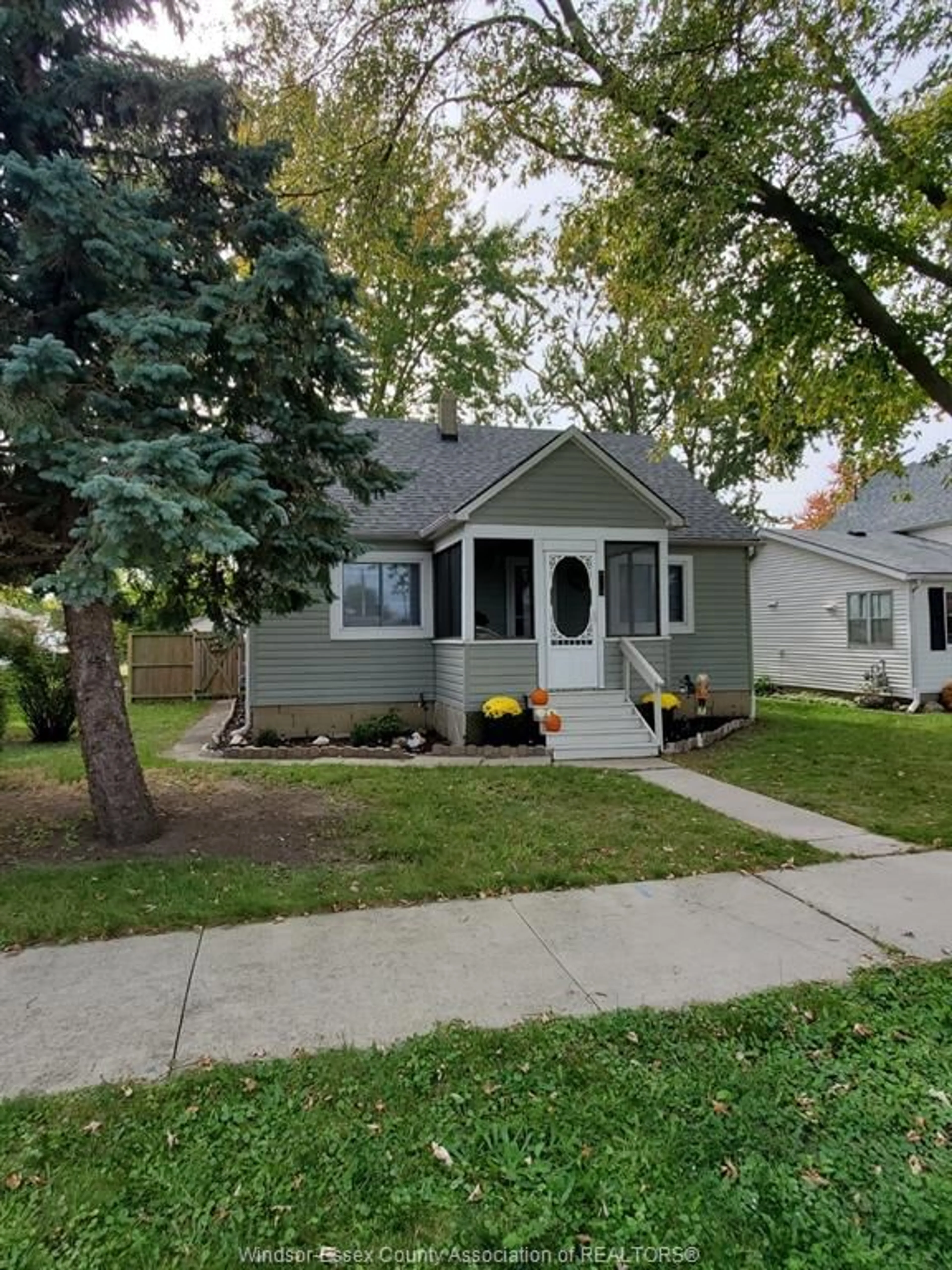 Home with vinyl exterior material, street for 25 ST CLAIR St, Tilbury Ontario N0P 2L0-