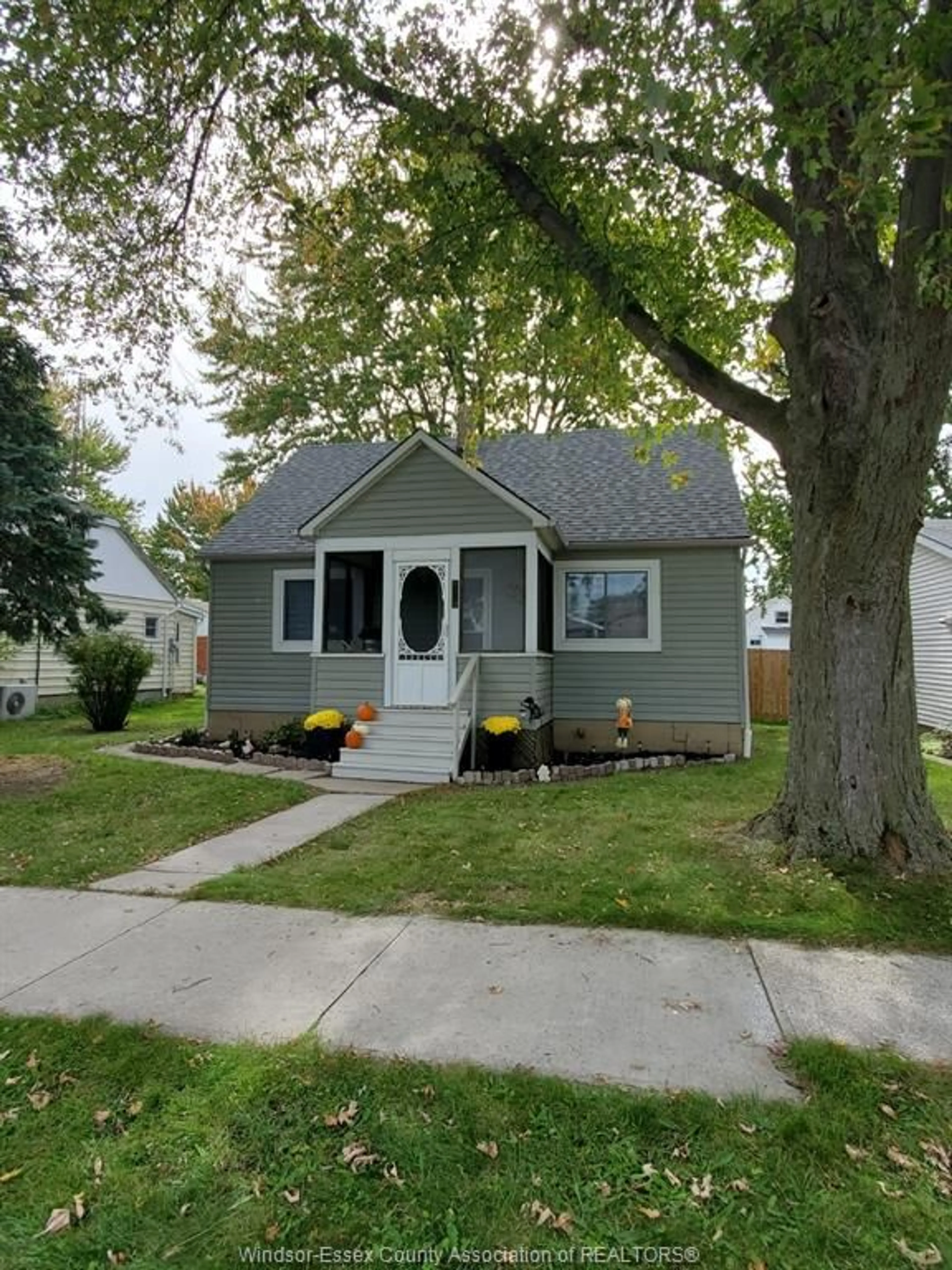 Home with vinyl exterior material, street for 25 ST CLAIR St, Tilbury Ontario N0P 2L0-