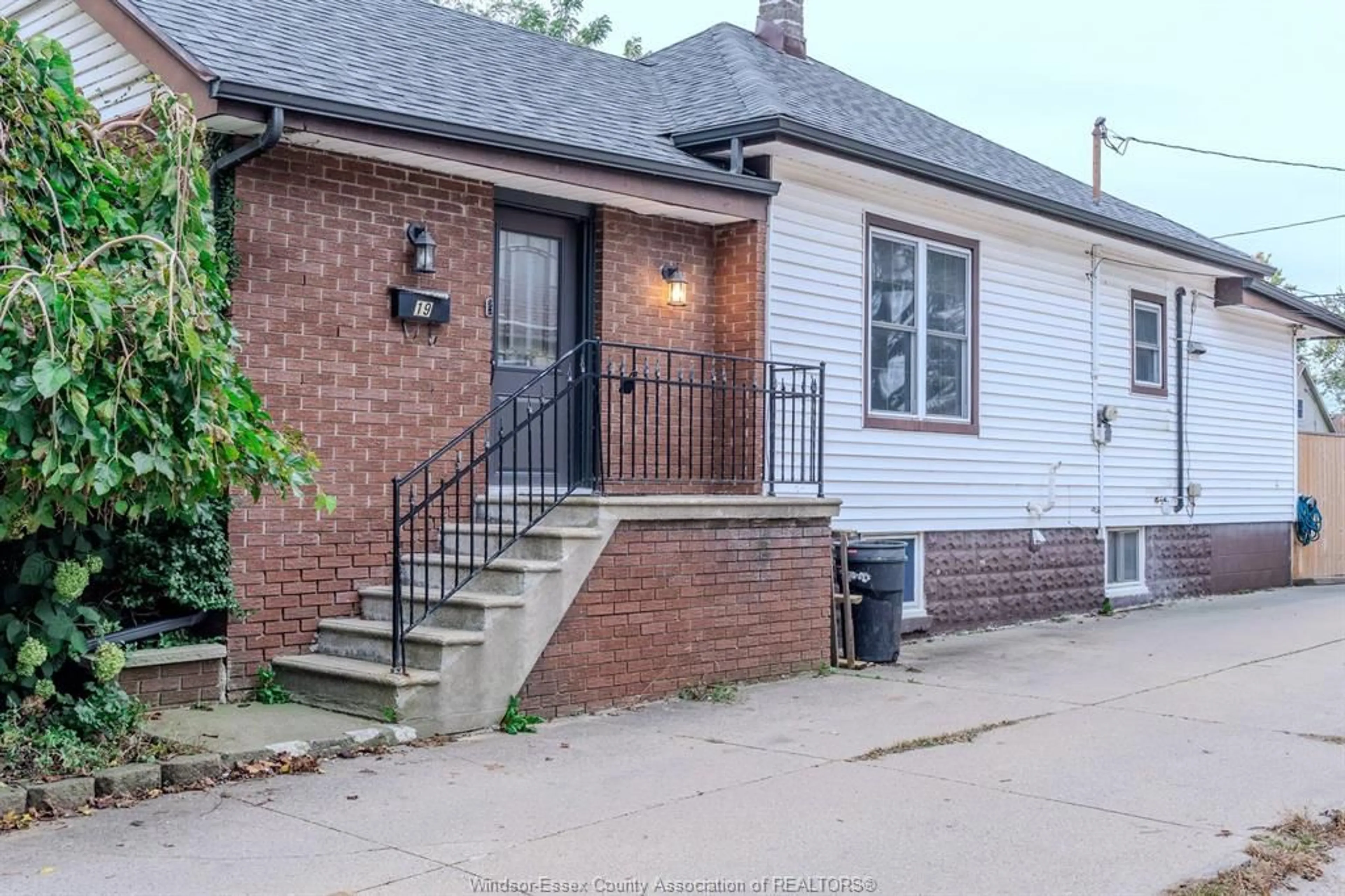Home with brick exterior material, street for 19 ONTARIO St, Leamington Ontario N8Y 2T3