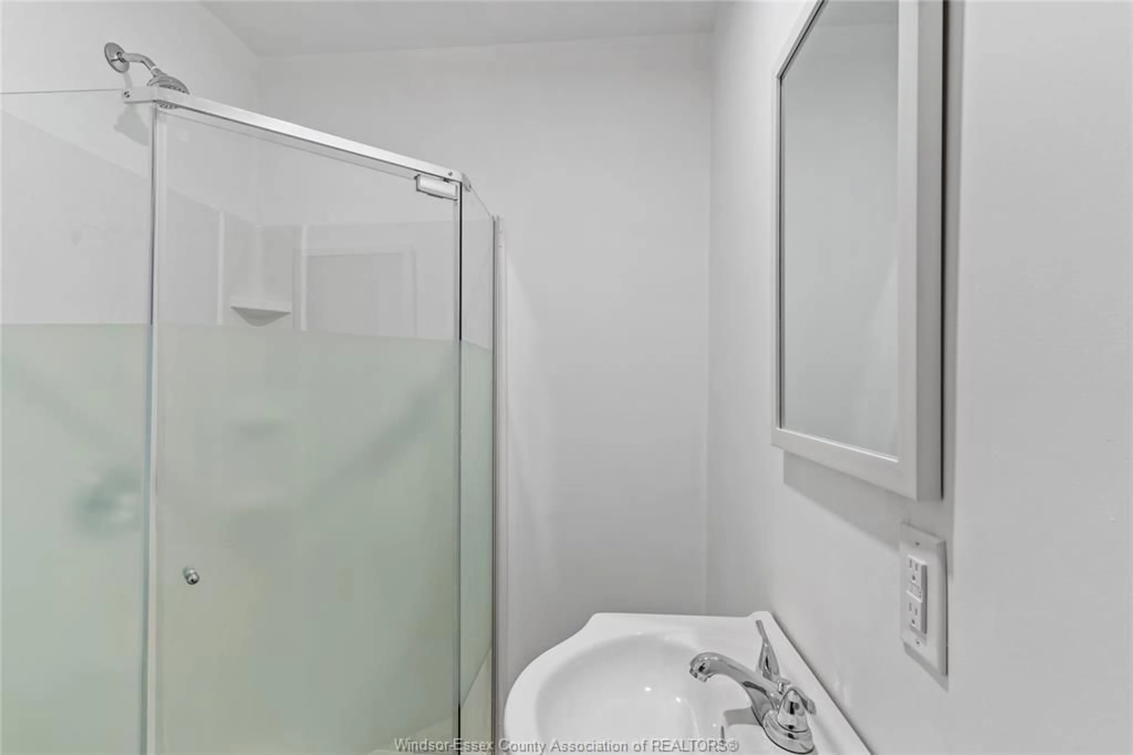 Standard bathroom, unknown for 614 ELLIOTT St, Windsor Ontario N9A 3S2