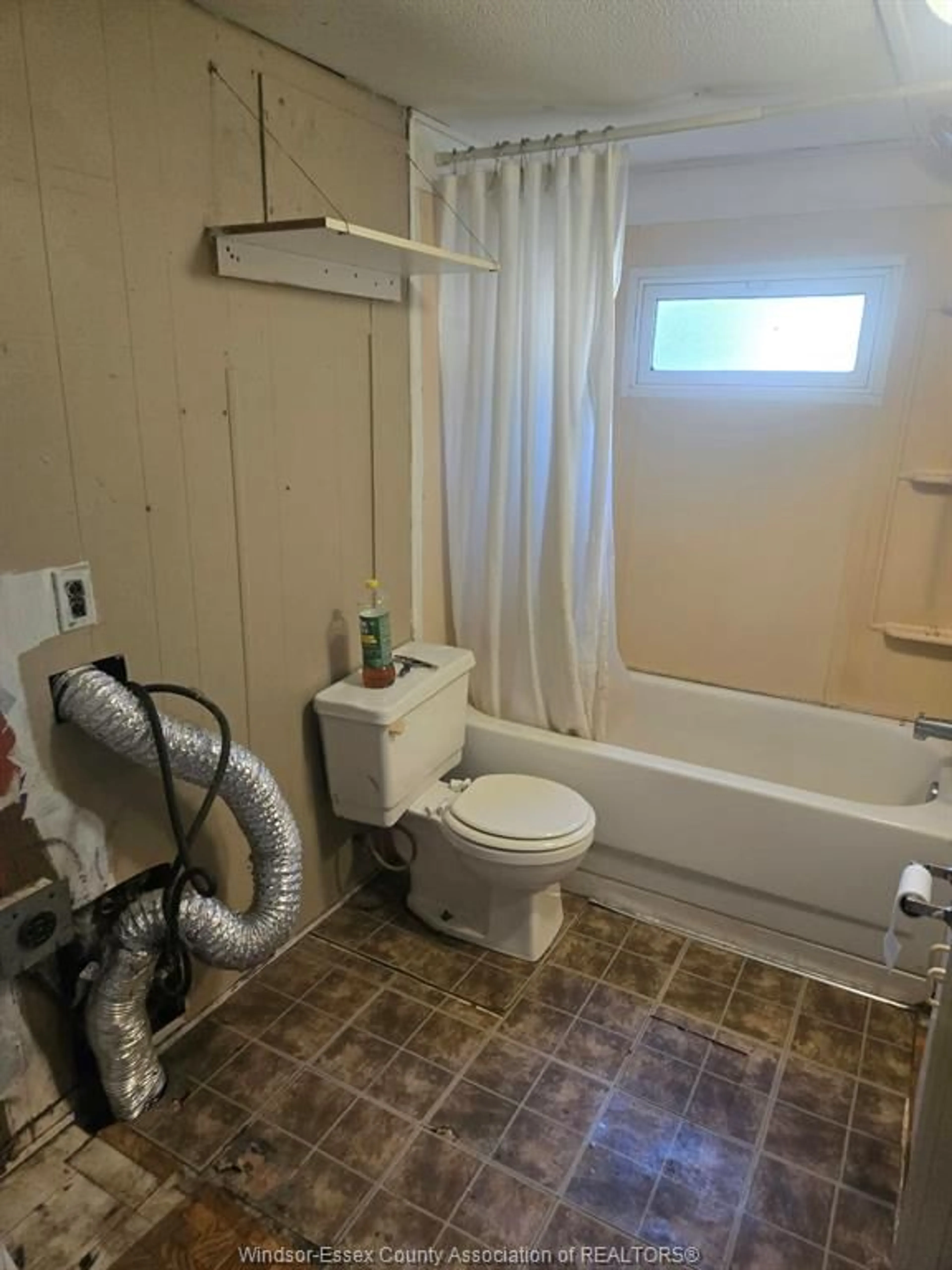 Standard bathroom, floor is not visible for 160 NEIL Crt, Essex Ontario N8M 2A6
