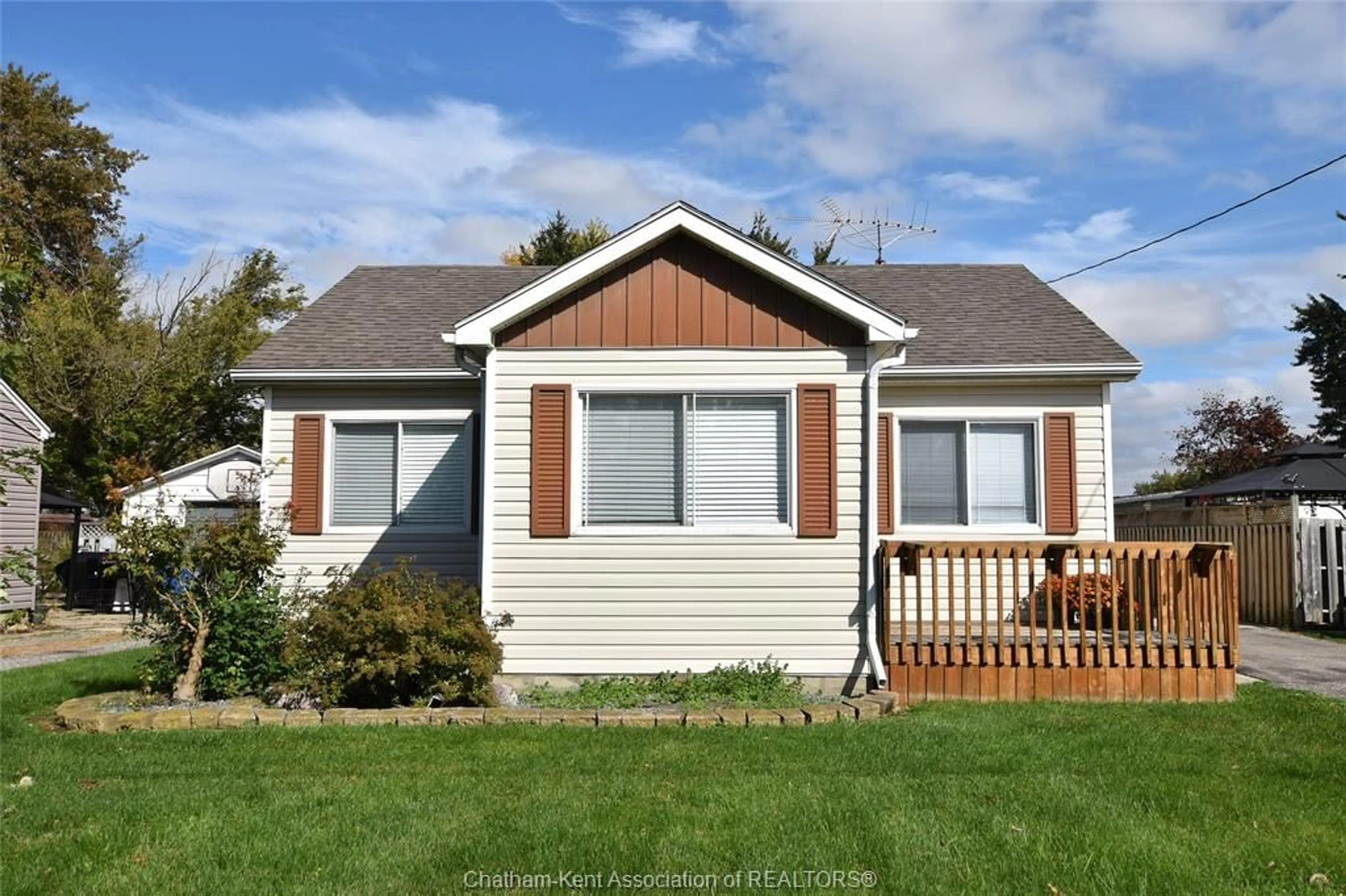 Home with vinyl exterior material, unknown for 20977 Mahler St, Charing Cross Ontario N0P 1G0