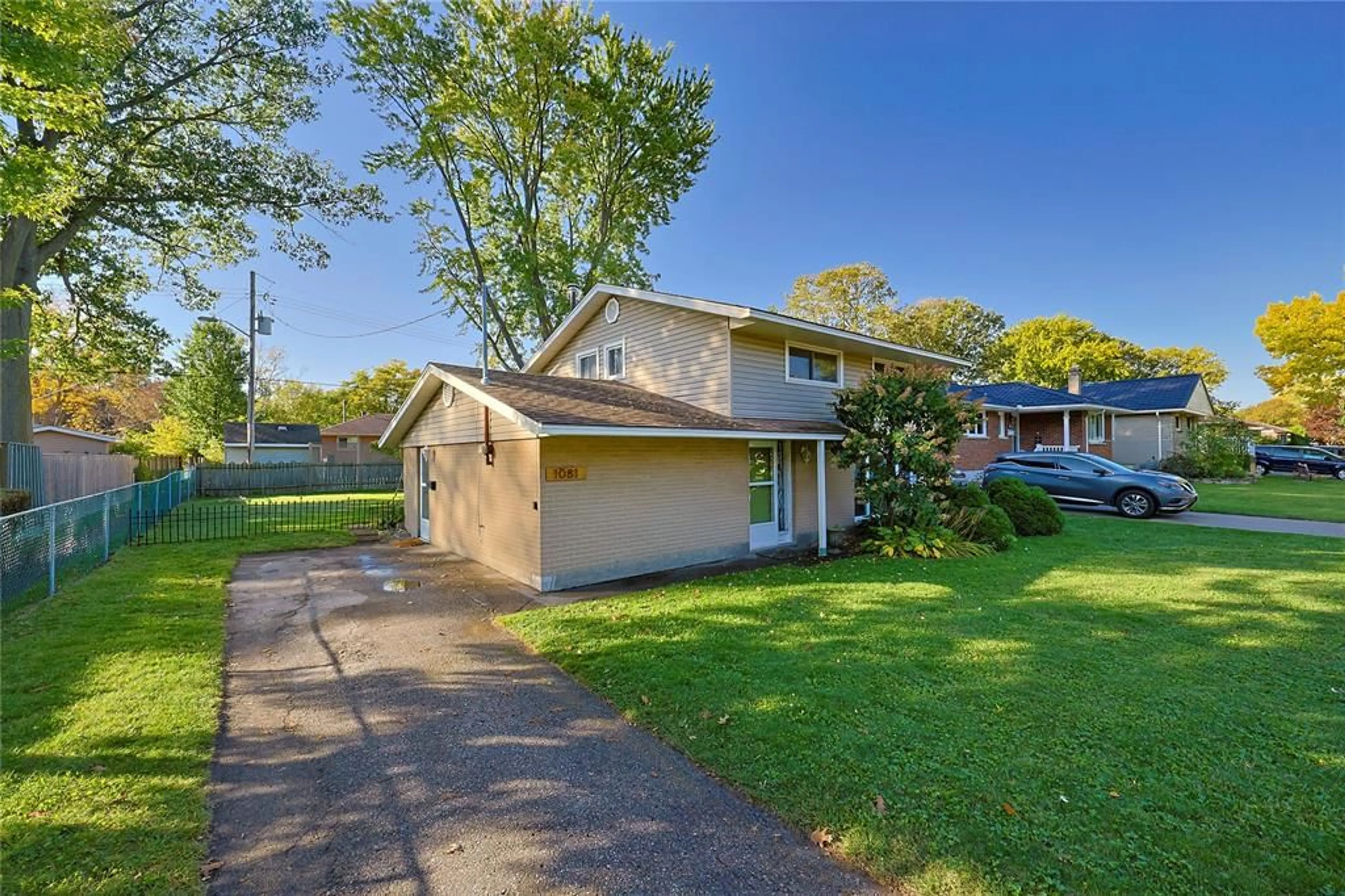 A pic from outside/outdoor area/front of a property/back of a property/a pic from drone, street for 1081 TALFOURD St, Sarnia Ontario N7S 1C2