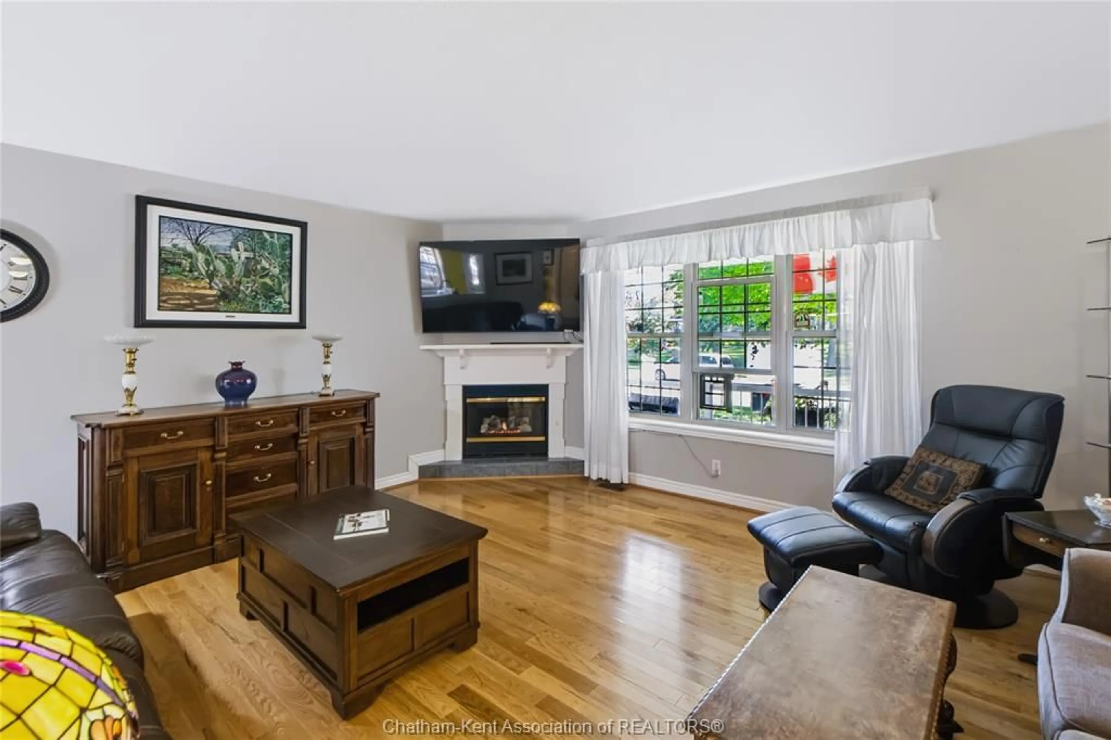 Living room with furniture, wood/laminate floor for 913 St George St, Norfolk County Ontario N0A 1N0