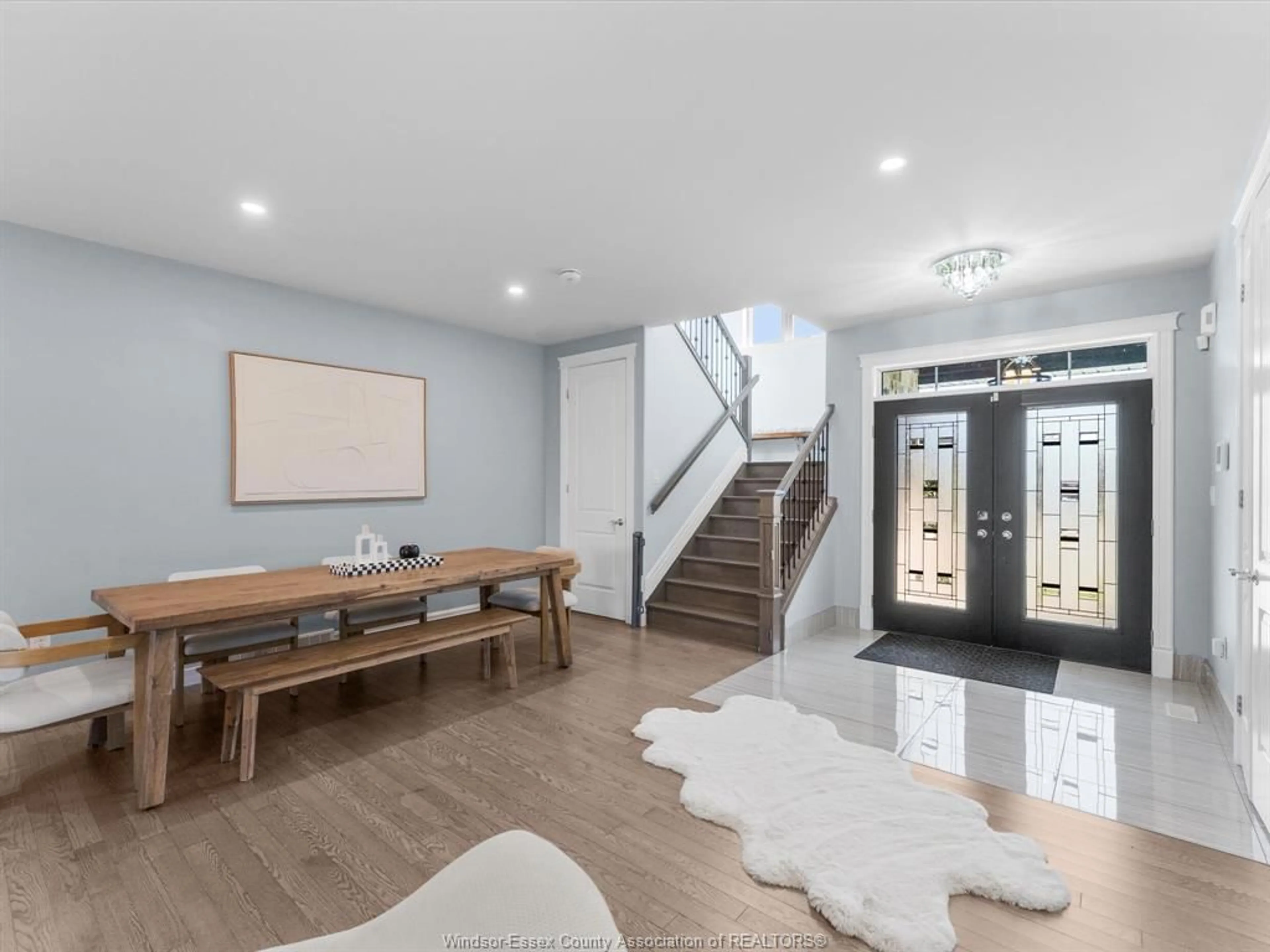 Indoor entryway for 551 CHATEAU Ave, Windsor Ontario N8P 0E6