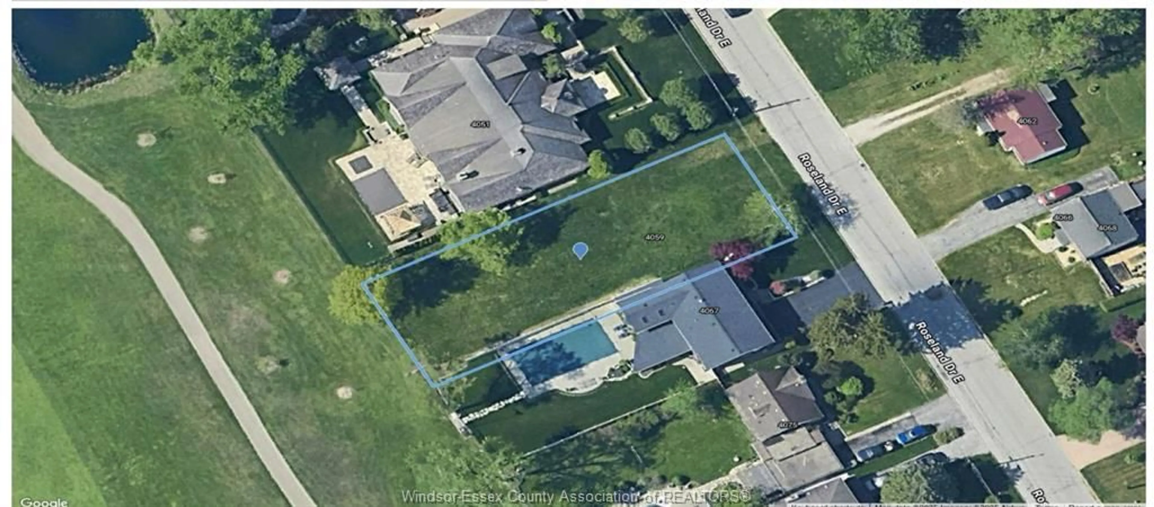 A pic from outside/outdoor area/front of a property/back of a property/a pic from drone, street for 4059 ROSELAND Dr, Windsor Ontario N9G 1Y5