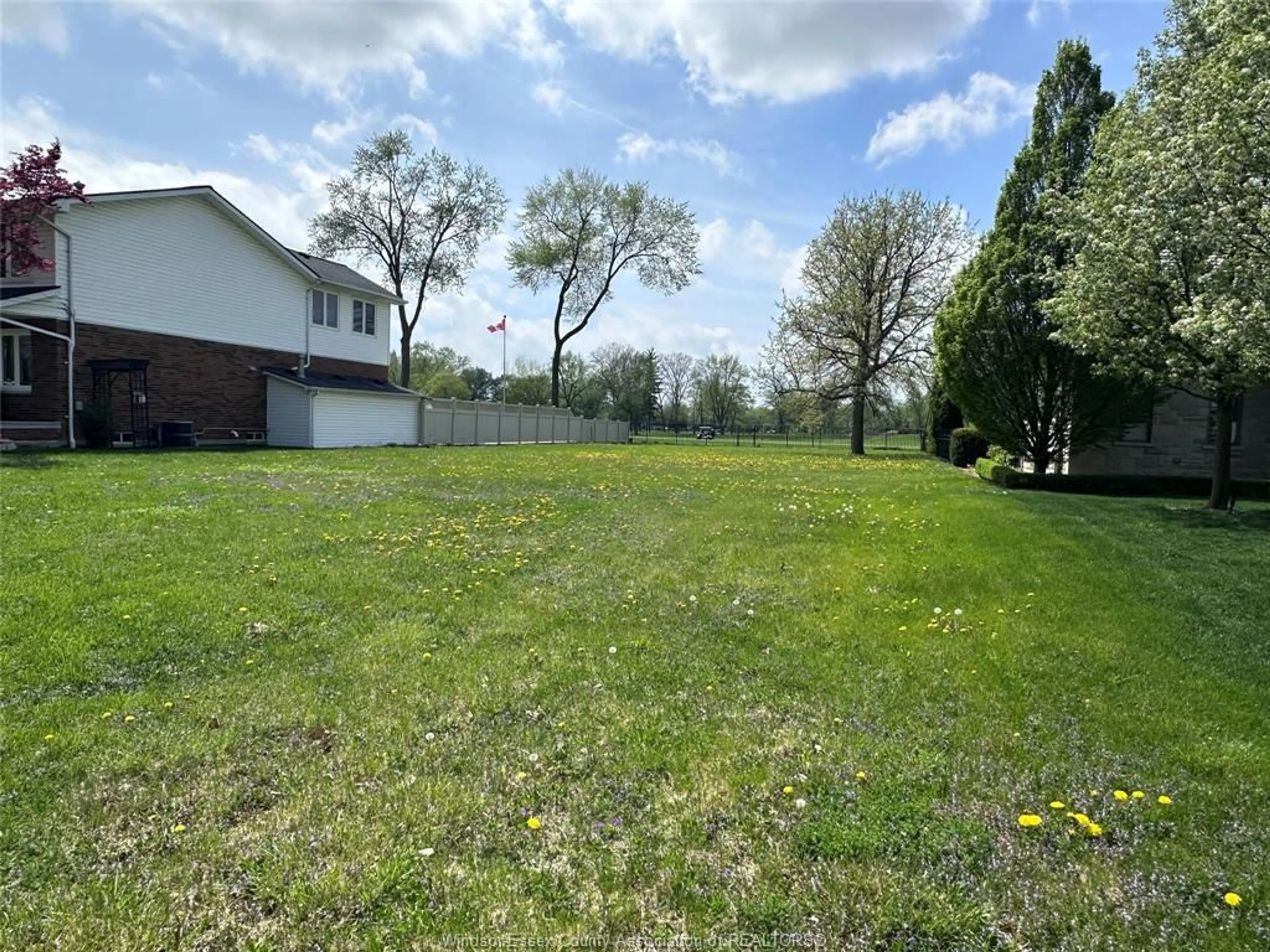 A pic from outside/outdoor area/front of a property/back of a property/a pic from drone, unknown for 4059 ROSELAND Dr, Windsor Ontario N9G 1Y5