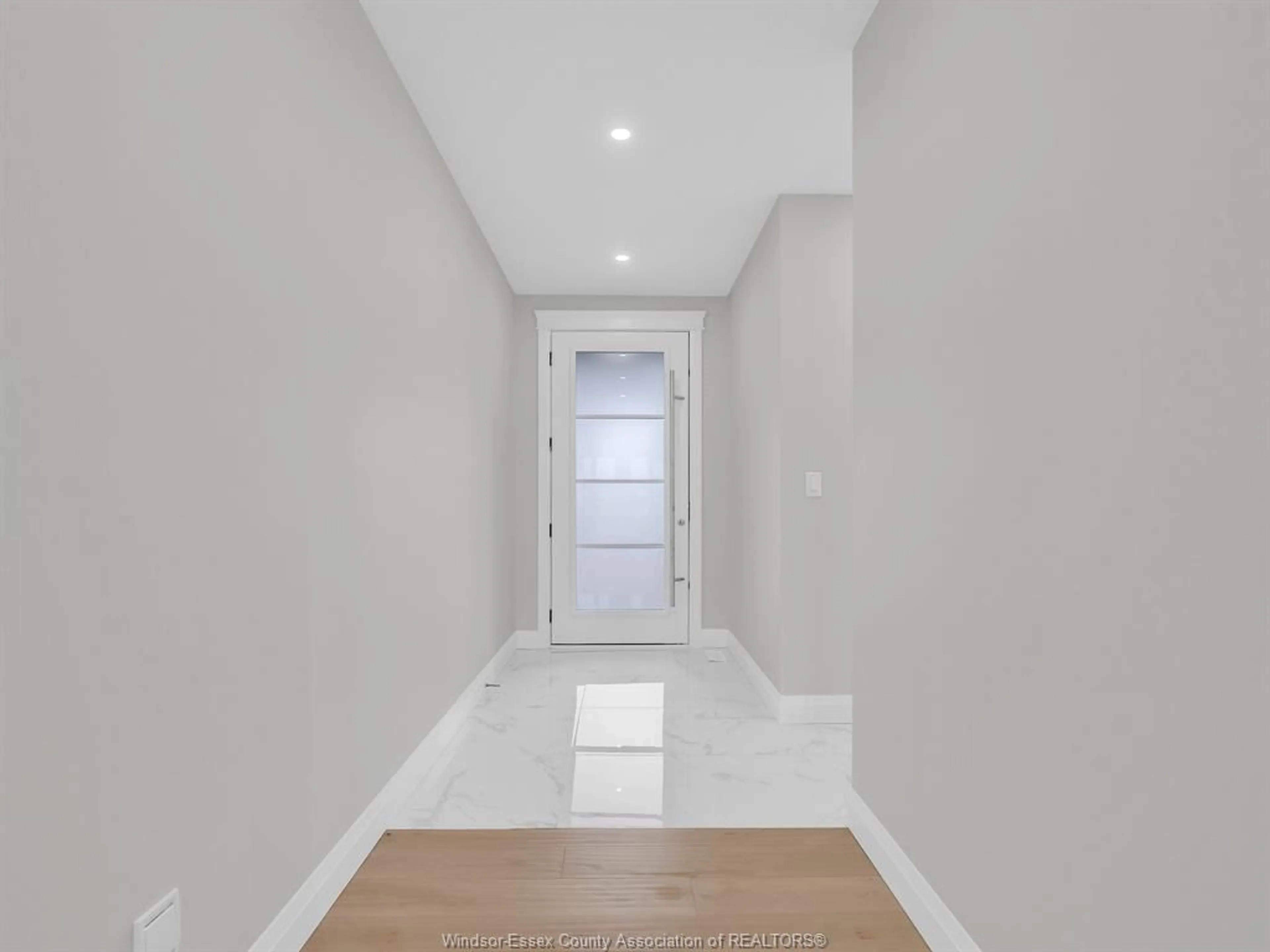 Indoor entryway for 5229 AIDEN Ave, Tecumseh Ontario N0R 1K0