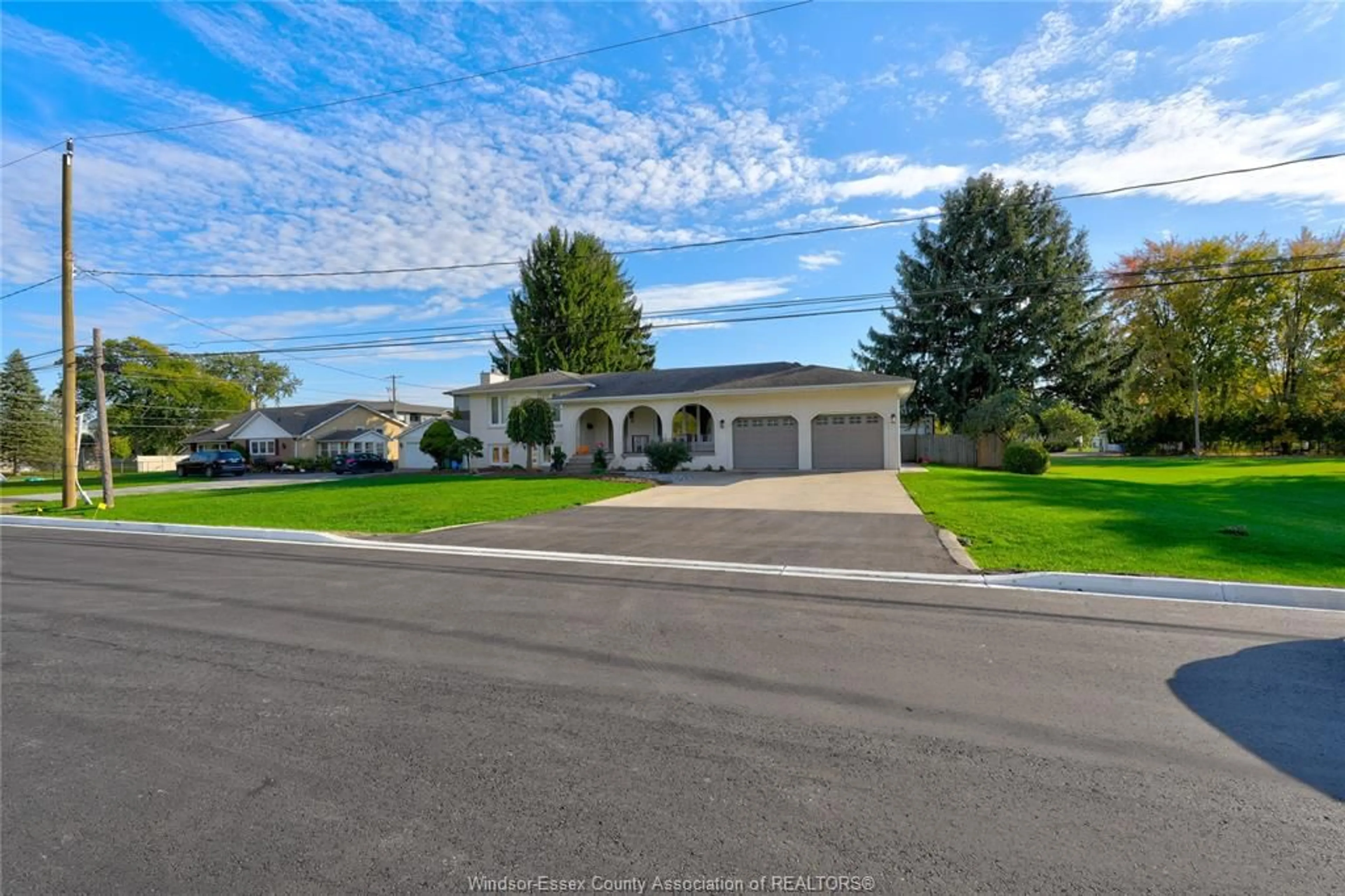 A pic from outside/outdoor area/front of a property/back of a property/a pic from drone, street for 1655 ORFORD, LaSalle Ontario N9J 1X2